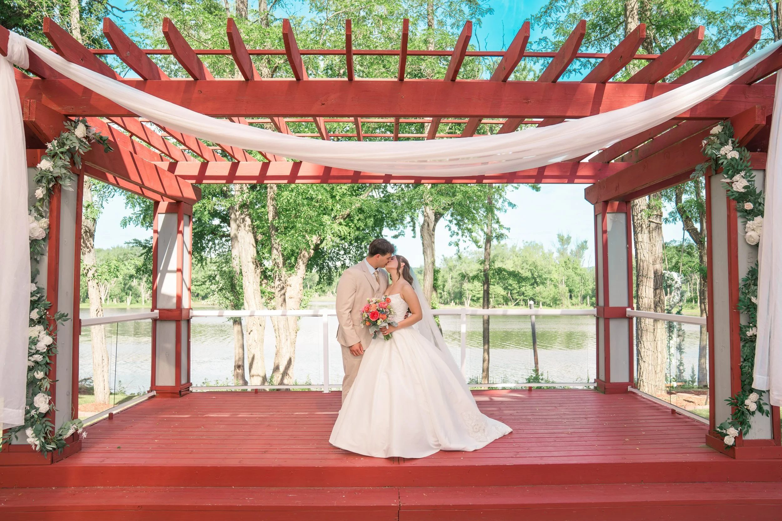 Celebrations-on-the-river-la-crosse-wisconsin-wedding-photography-midwest-wedding-portraits301.jpg