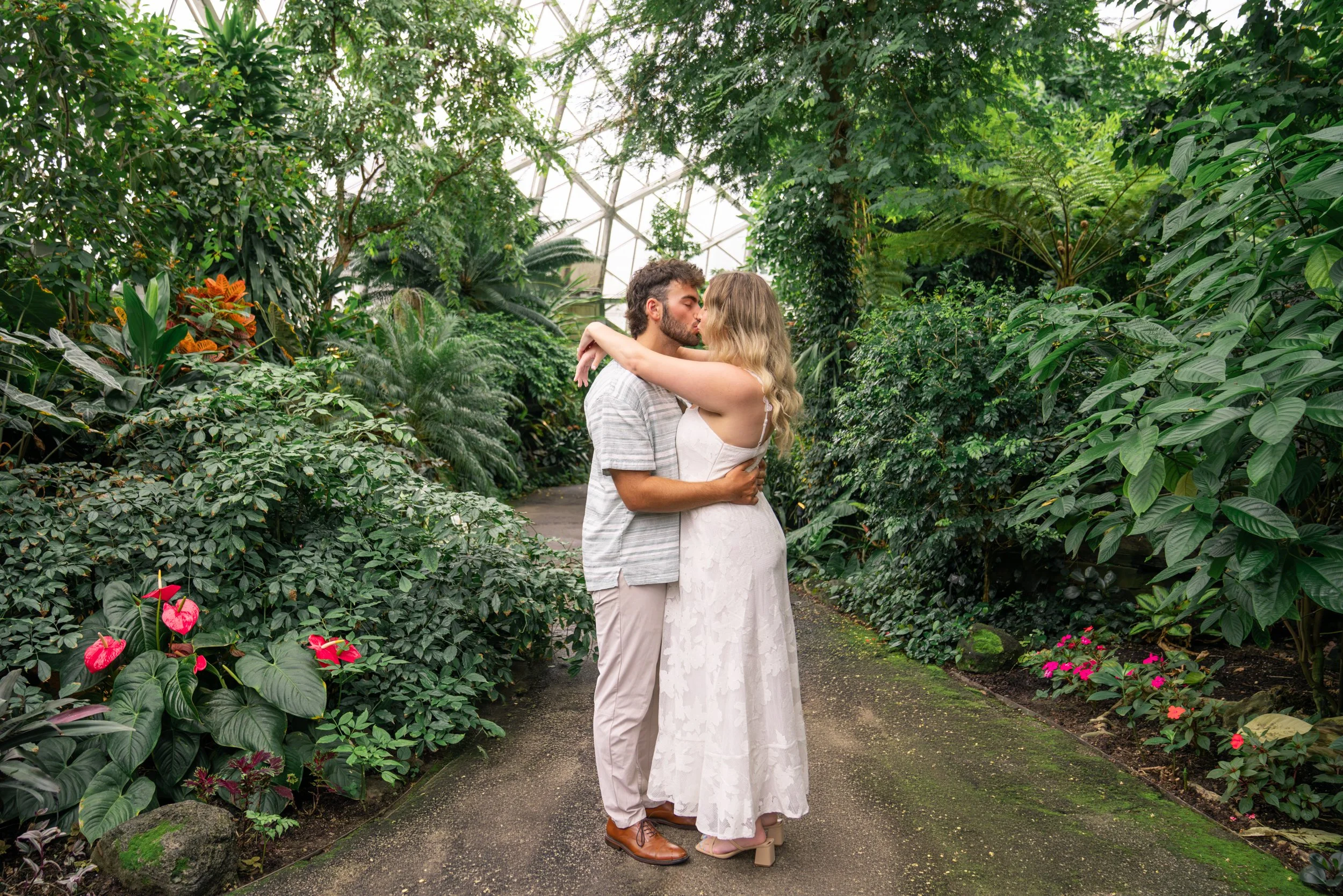mitchell-park-domes-milwaukee-wisconsin-wedding-engagement-photographer-fine-art-photo-session-bridal-portraits-best-wedding-engaged-photography-035.jpg