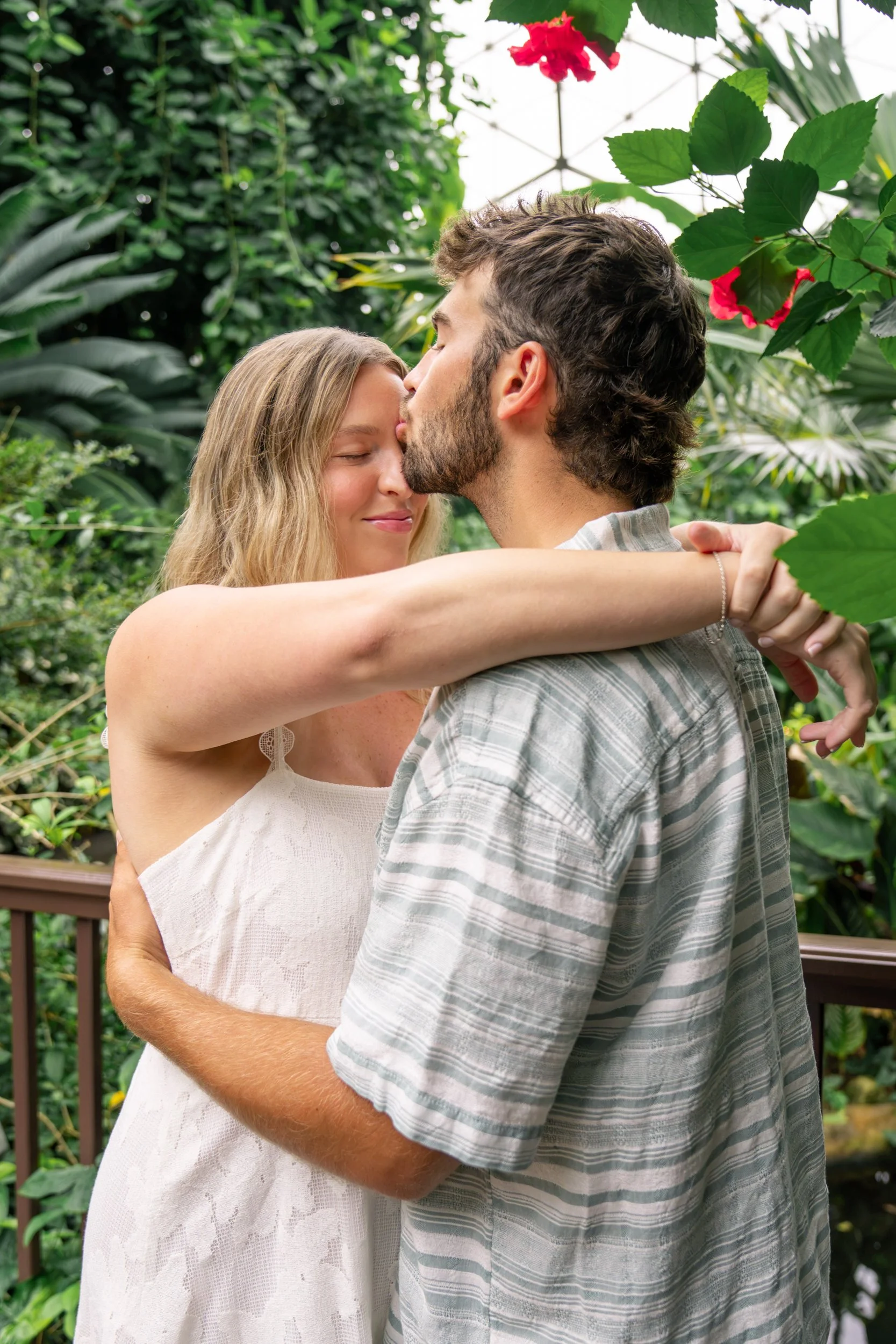 mitchell-park-domes-milwaukee-wisconsin-wedding-engagement-photographer-fine-art-photo-session-bridal-portraits-best-wedding-engaged-photography-024.jpg