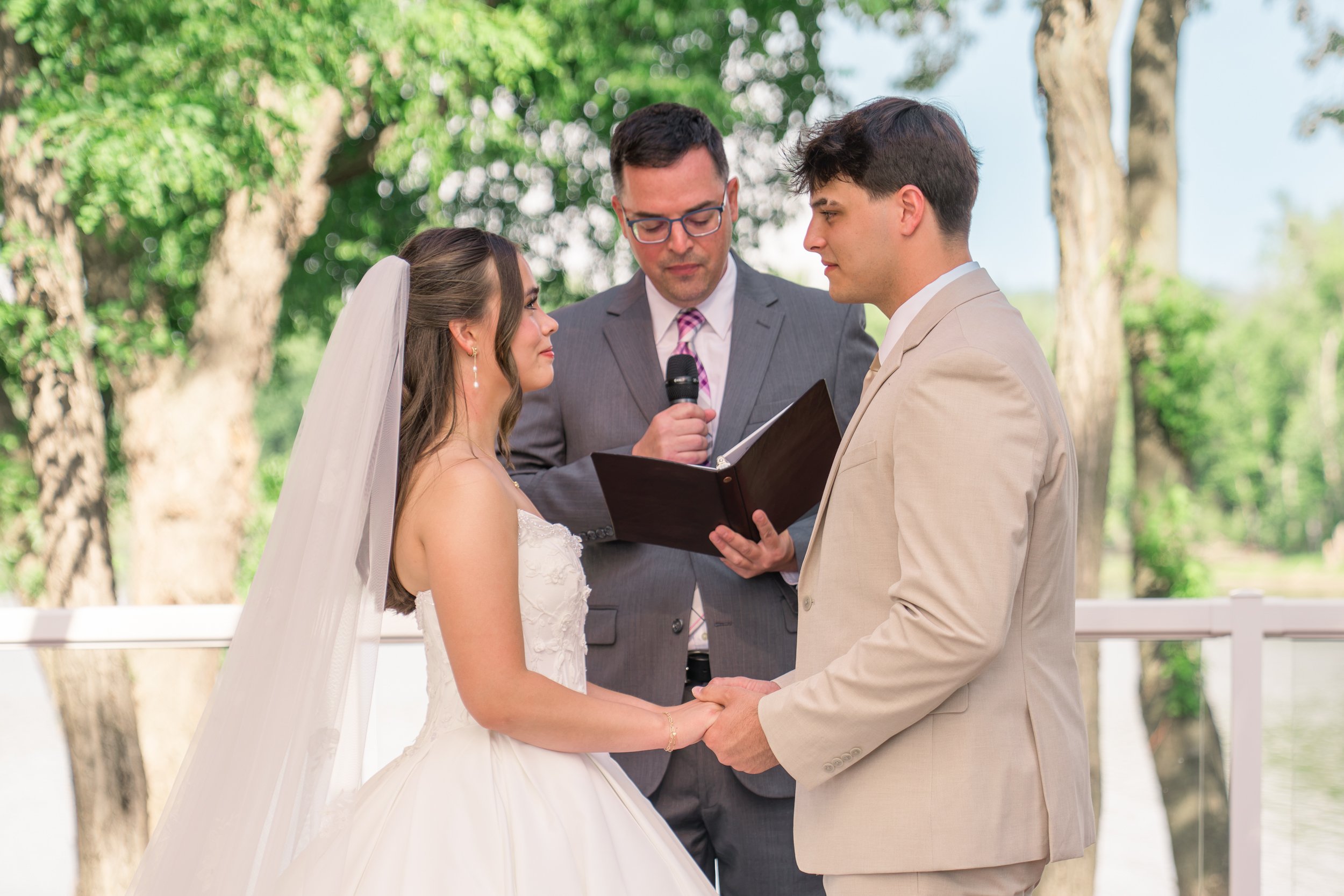 Celebrations-on-the-river-la-crosse-wisconsin-wedding-photography-midwest-wedding-portraits242.jpg