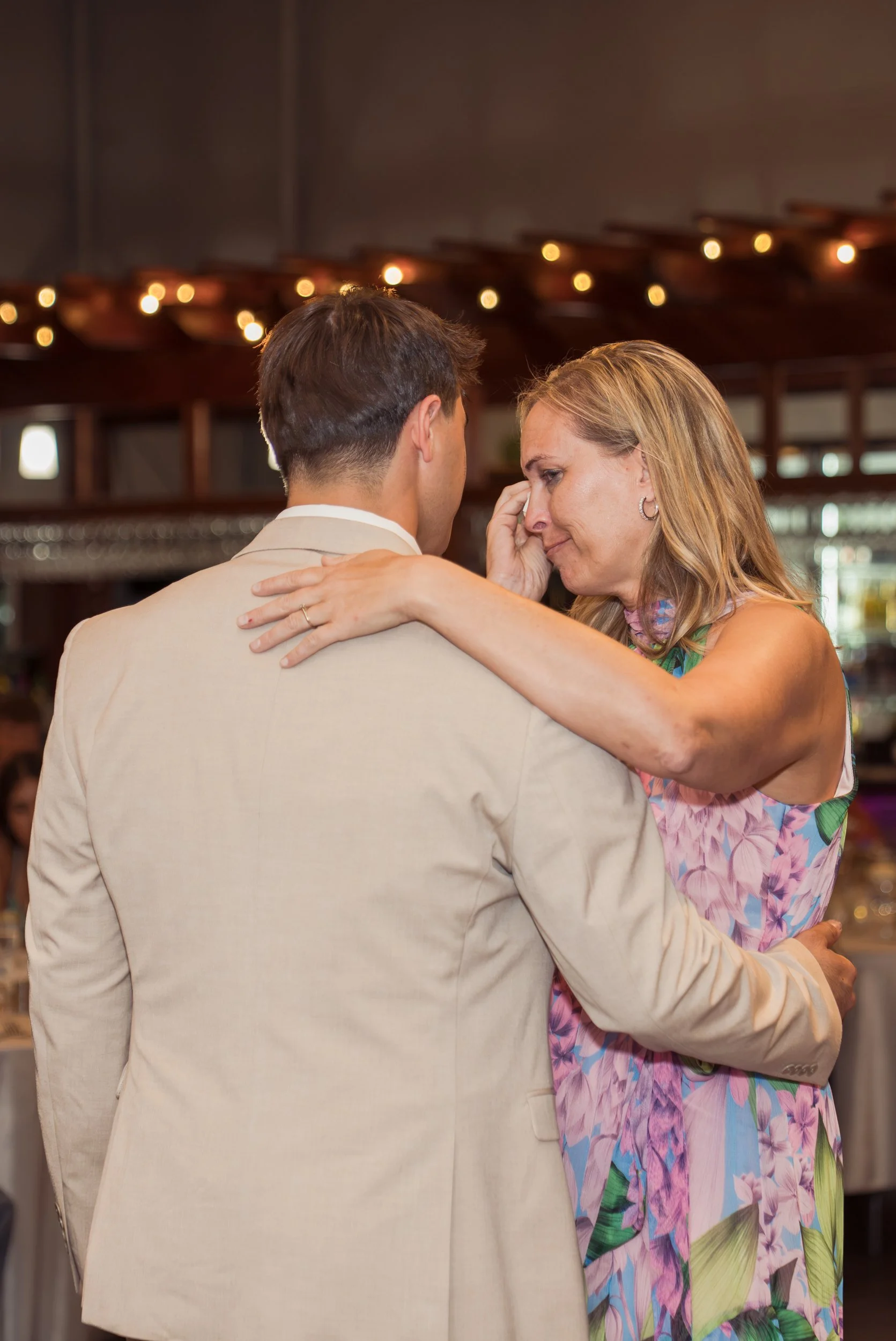 Celebrations-on-the-river-la-crosse-wisconsin-wedding-photography-midwest-wedding-portraits547.jpg