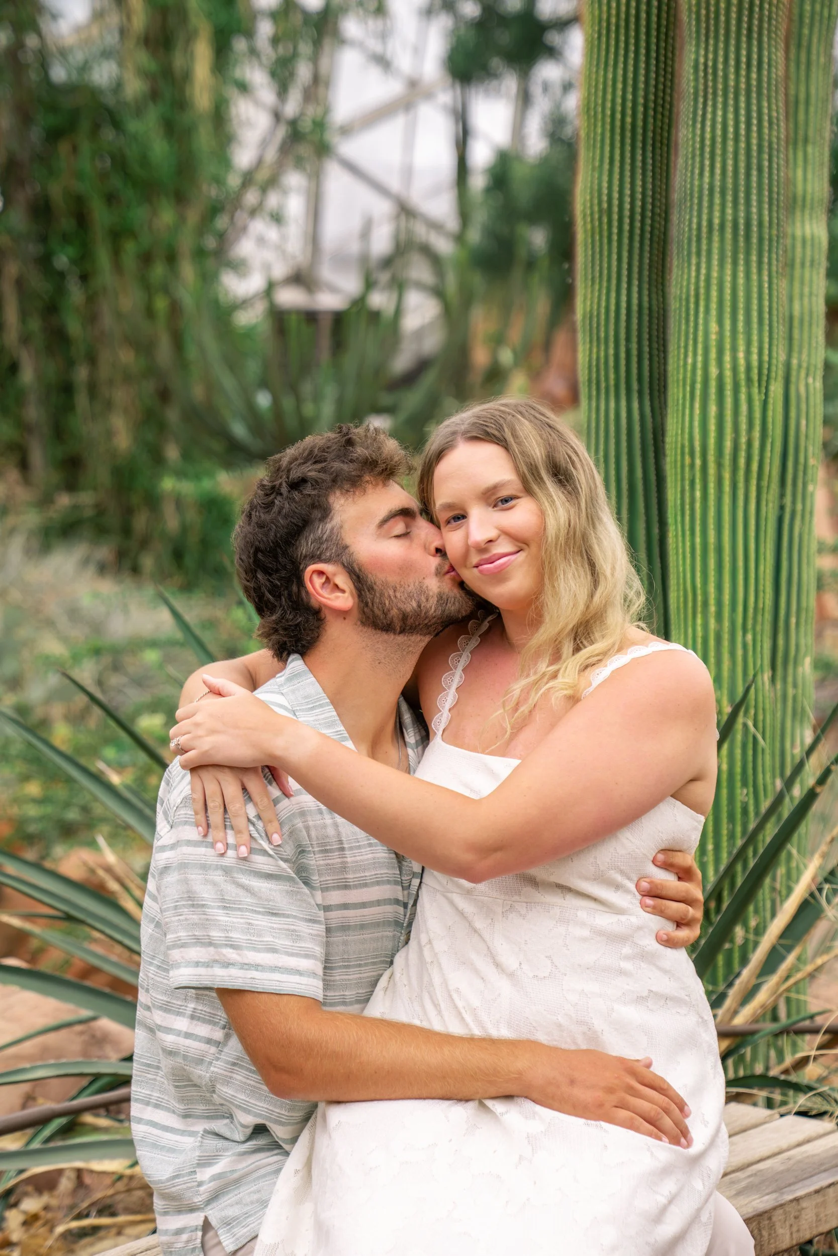 mitchell-park-domes-milwaukee-wisconsin-wedding-engagement-photographer-fine-art-photo-session-bridal-portraits-best-wedding-engaged-photography-039.jpg