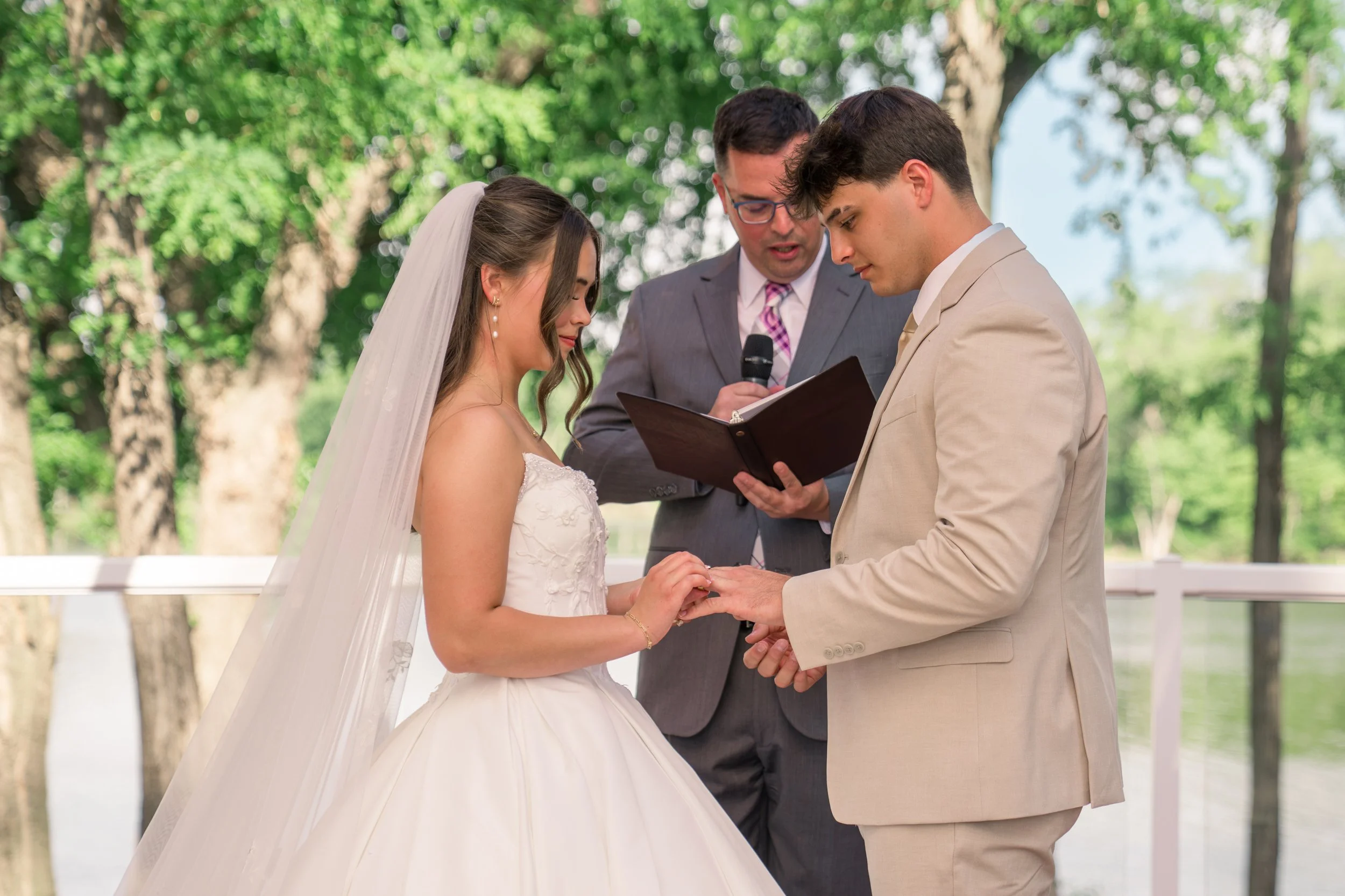 Celebrations-on-the-river-la-crosse-wisconsin-wedding-photography-midwest-wedding-portraits262.jpg