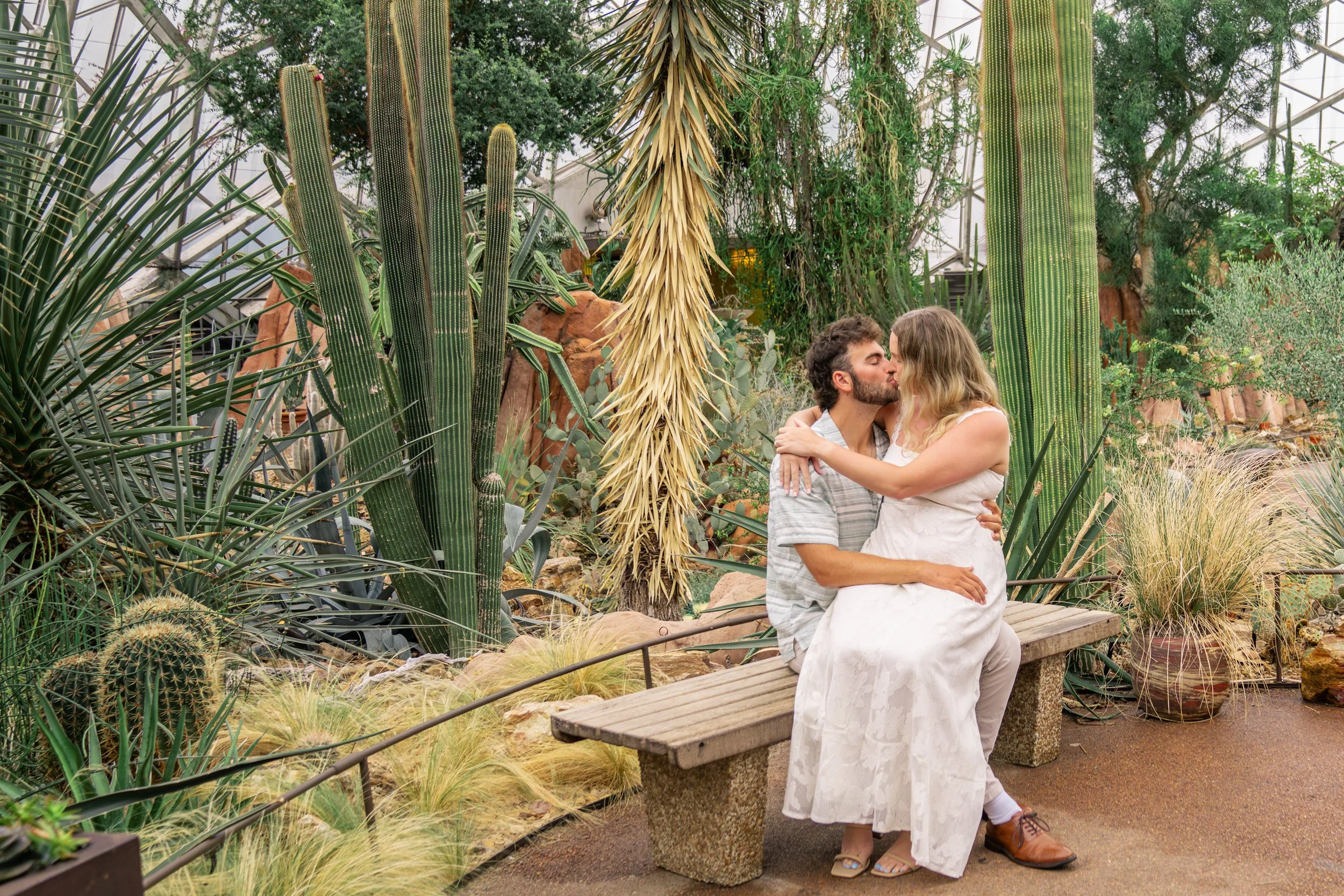 mitchell-park-domes-milwaukee-wisconsin-wedding-engagement-photographer-fine-art-photo-session-bridal-portraits-best-wedding-engaged-photography-041.jpg