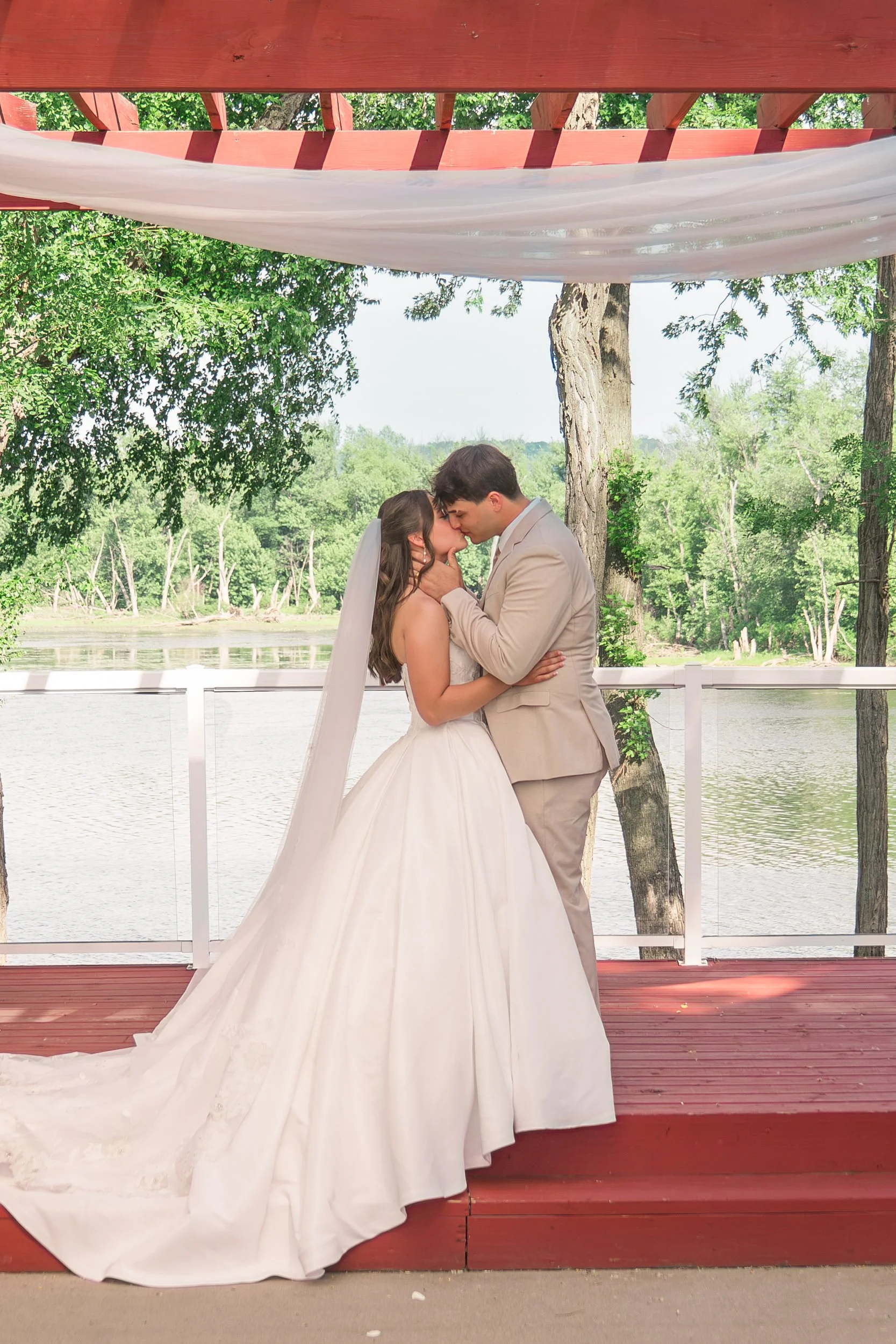 Celebrations-on-the-river-la-crosse-wisconsin-wedding-photography-midwest-wedding-portraits266.jpg