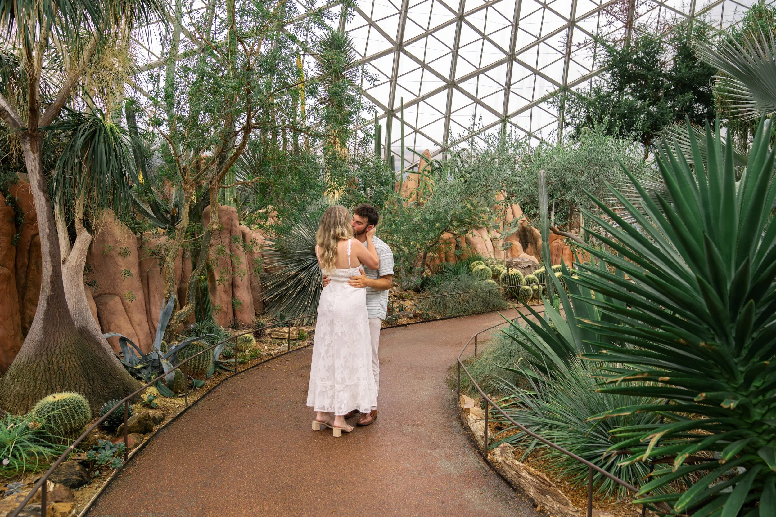 mitchell-park-domes-milwaukee-wisconsin-wedding-engagement-photographer-fine-art-photo-session-bridal-portraits-best-wedding-engaged-photography-046.jpg