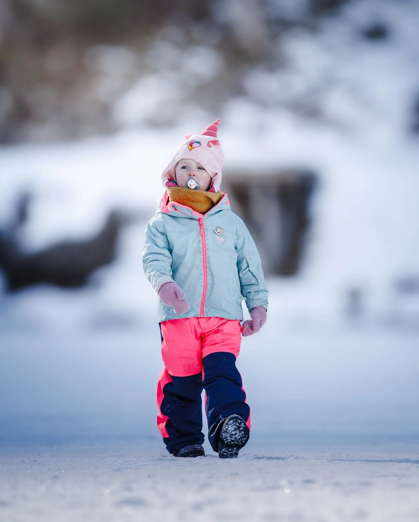 Il s&rsquo;en passe des choses sur le lac gel&eacute; des plagnes.

@abondance_officiel @lemanmountains_explore @explore.hautesavoie

#portraits #patin #canon #glace #hiver