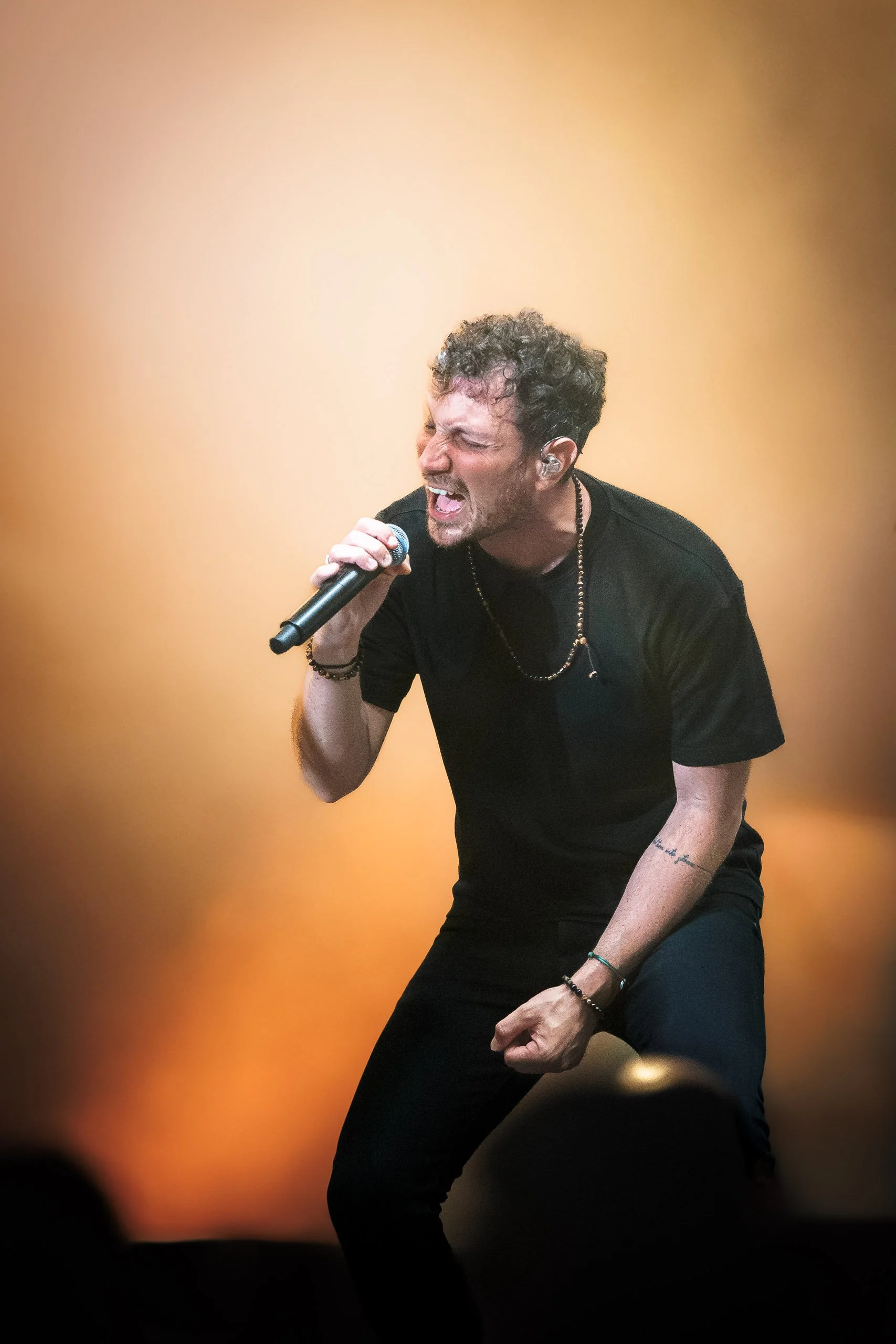 Chanteur du groupe TELEGRAPH en concert à Evian-les-Bains en août 2024. Photo de Rüdi Welter.