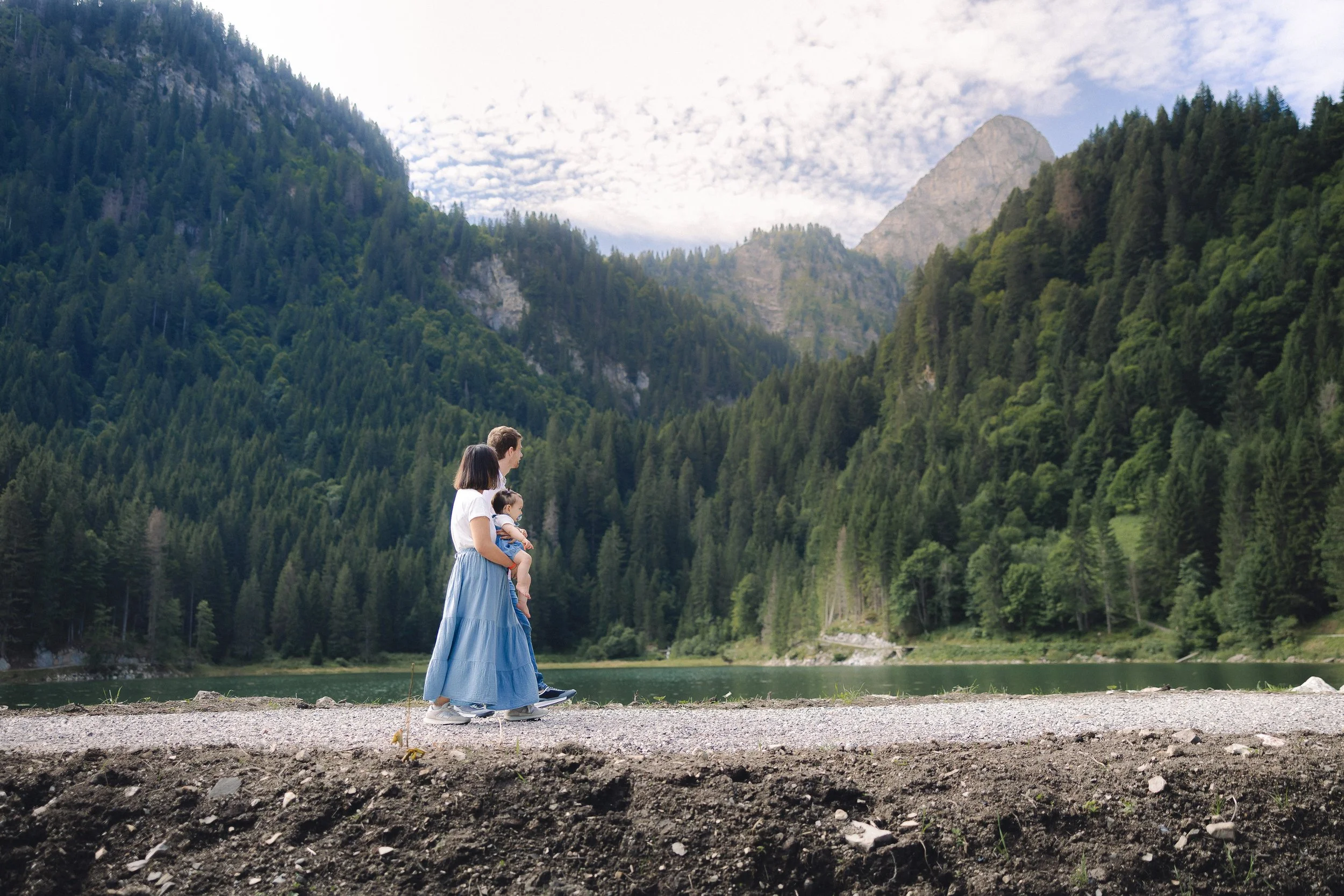 Photo de famille Abondance. Un couple se promenant en observant les montagnes au loin. Photo par Rüdi Welter.