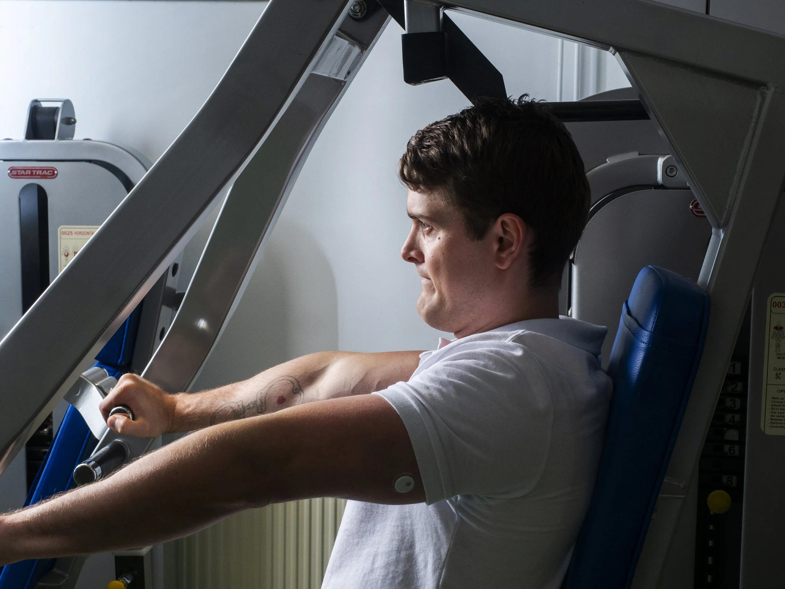 Man som använder träningsutrustning i gymmet.