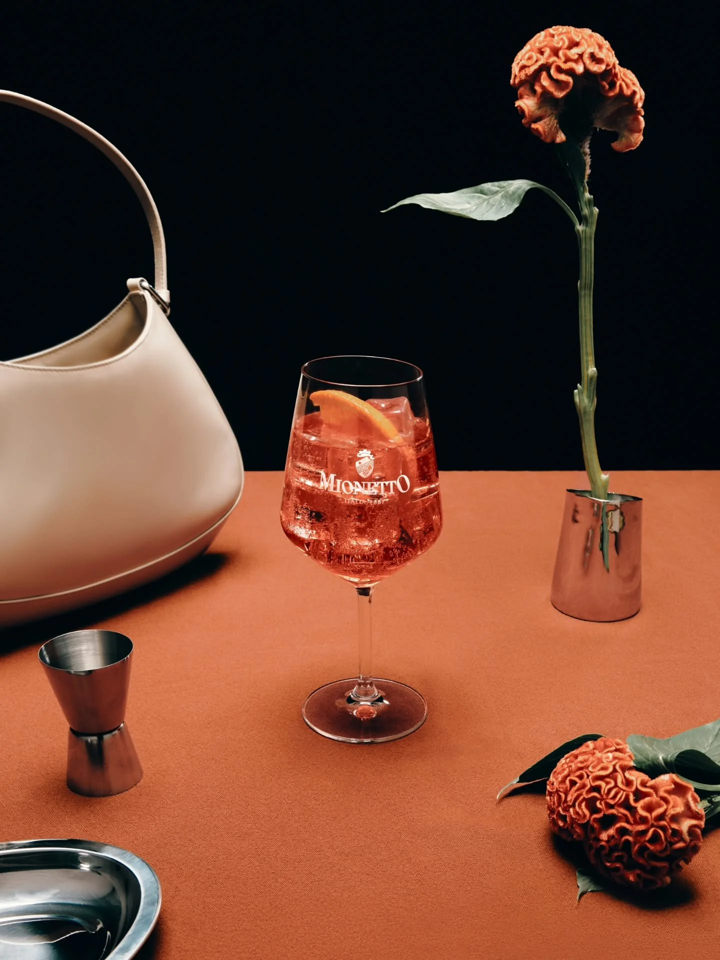 El lanzamiento de @mionetto_es en Espa&ntilde;a, de la mano de @voguespain, fue un d&iacute;a inolvidable 🍾✨
Adem&aacute;s de celebrar la llegada de la marca, tuve la suerte de formar parte del evento con una peque&ntilde;a exposici&oacute;n de mis 