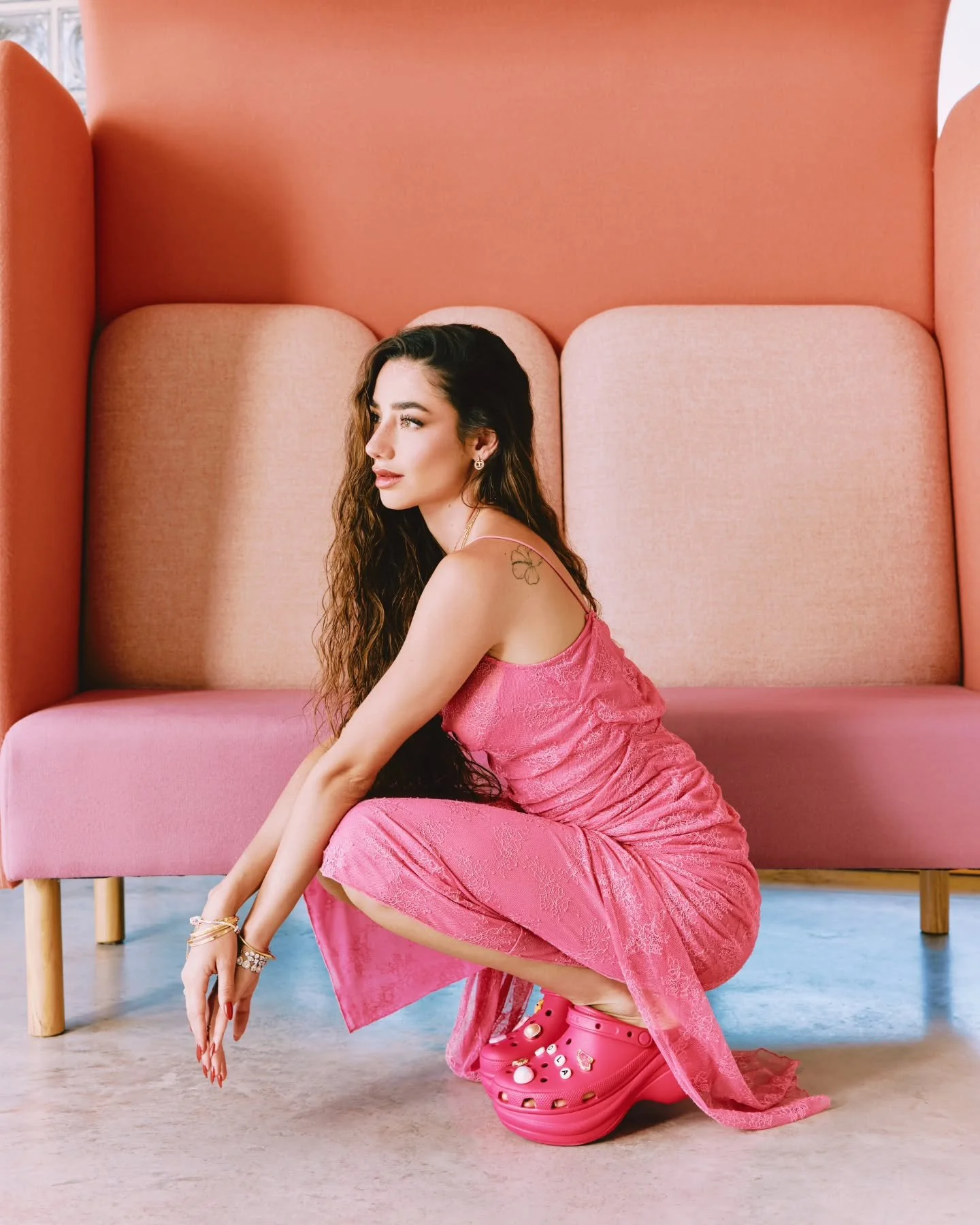 @lolalolita x @crocs.spain en @voguespain 🌷🐬❤️

#VogueparaCrocs #voguespain

▪ Fotograf&iacute;a: @flaviorsolato
▪ Estilismo: @anaisibanez_
▪ Maquillaje y peluquer&iacute;a: @cristorguez
▪ Asistente de fotograf&iacute;a: @anaeguizabal.v 
▪ Asistent