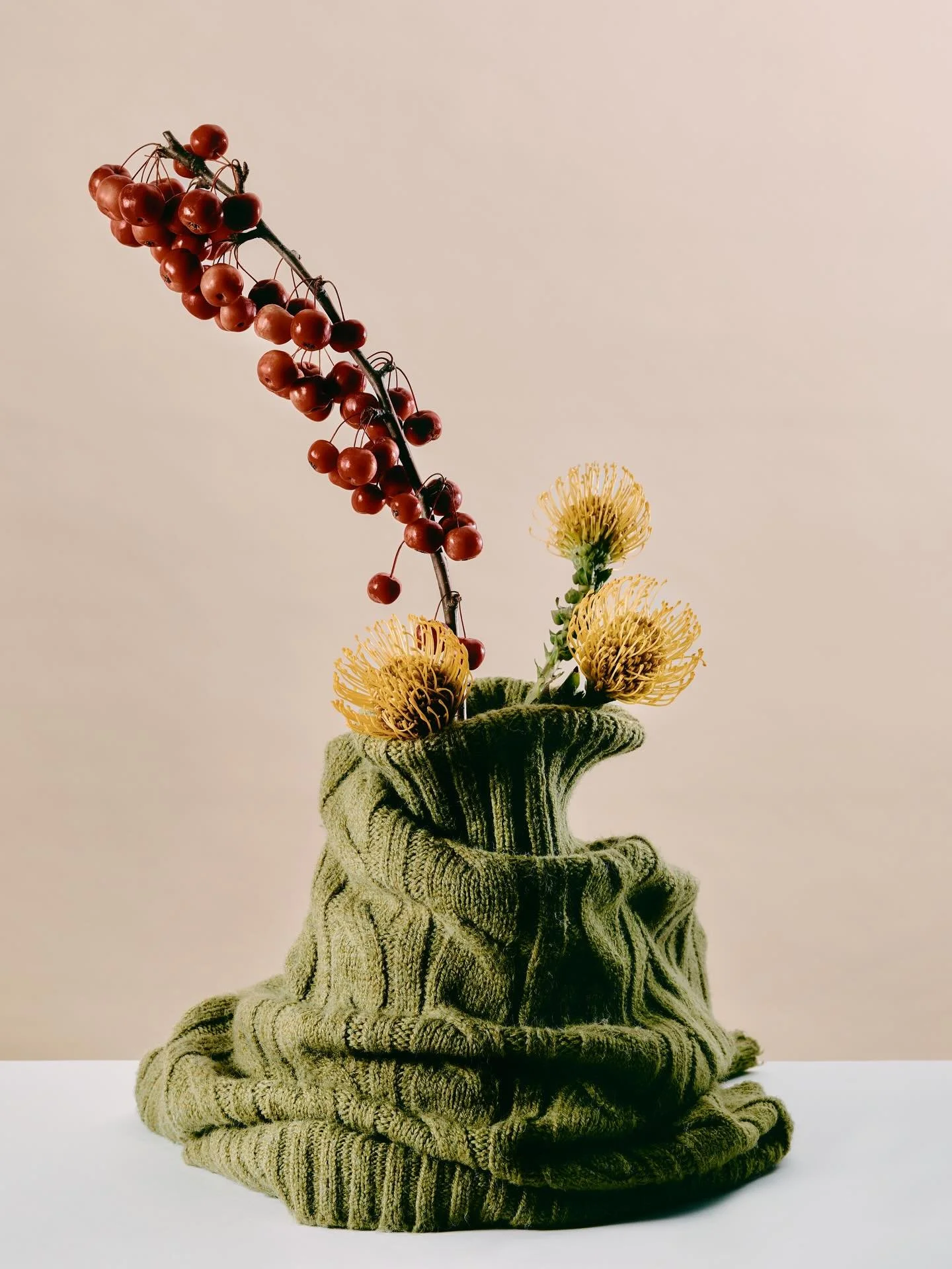 Cartel x el Mercado de las Flores de Navidad 25 @voguespain 🧡
Photo: @flaviorsolato
Creative Strategist &amp; Brand Marketer: @raquelplazaes
Estilismo: @sandrapardod
Art Direction &amp; Design: @isartacerete 

#mdlf25 #voguespain #fo #madrid