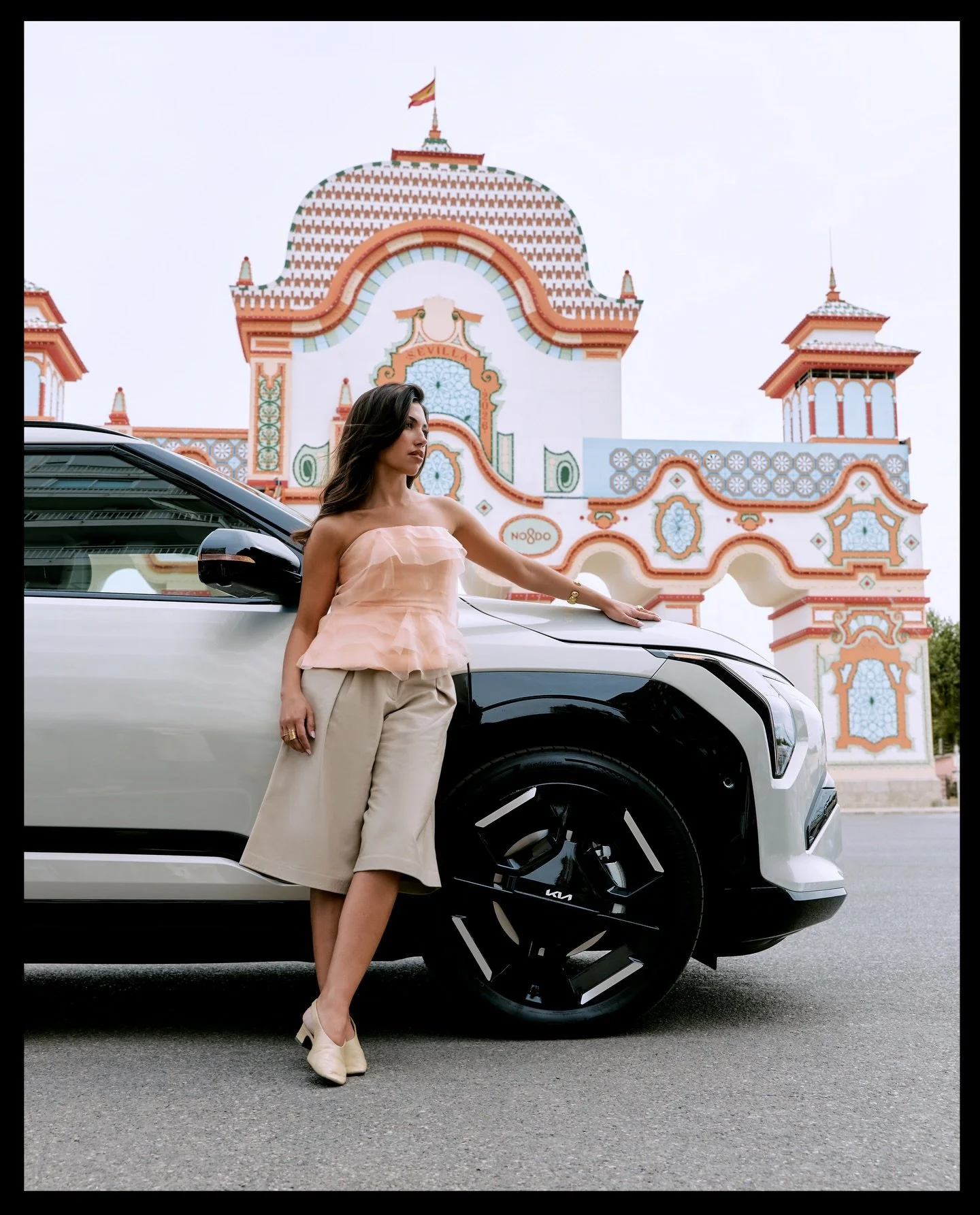 Un d&iacute;a por Sevilla con @mariasegarr @vanityfairspain @kiaspain ☀️🧡

Fotograf&iacute;a: @flaviorsolato
Estilismo: @luciasobas 
Maquillaje y peluquer&iacute;a: @m.isamorales
Producci&oacute;n creativa: @anafrancoleon_ 
Ayudante de estilismo: @m