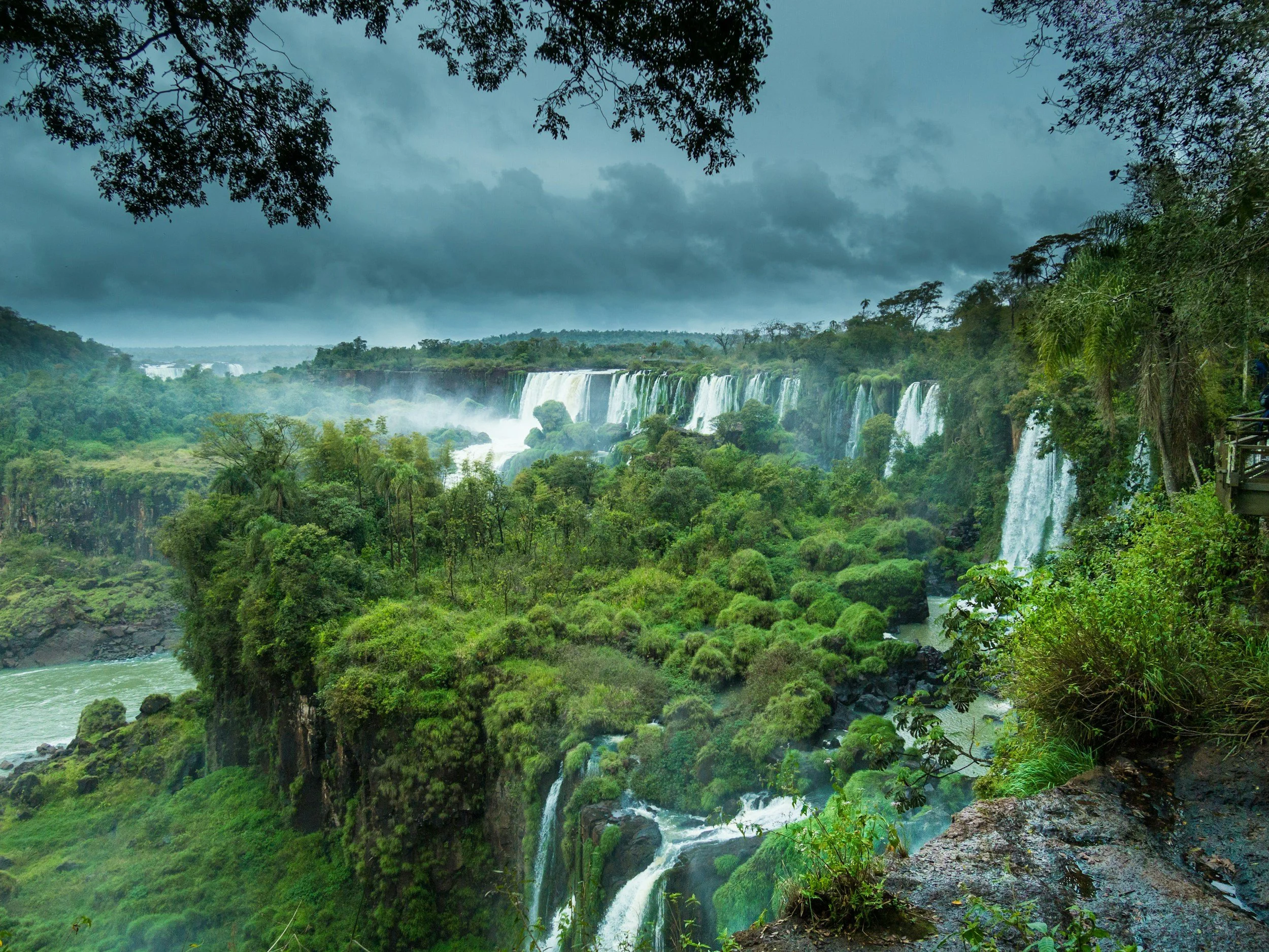 Iguazú Falls straddling Argentina and Brazil
