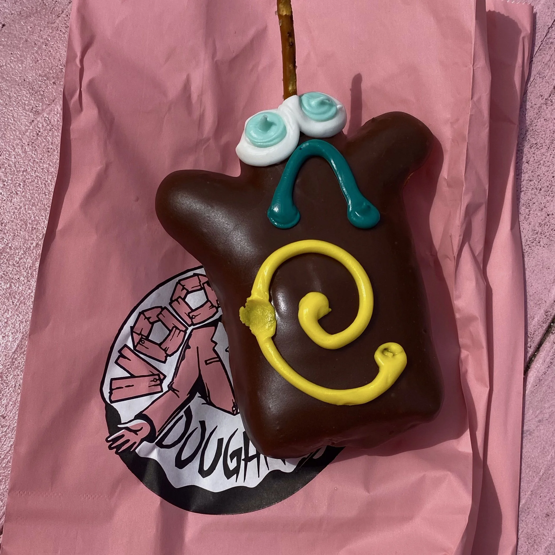 A colorful assortment of unique and creative doughnuts at Voodoo Doughnut in Portland, Oregon, known for its quirky and delicious pastries. A tasty stop on a perfect 4-day Oregon trip.