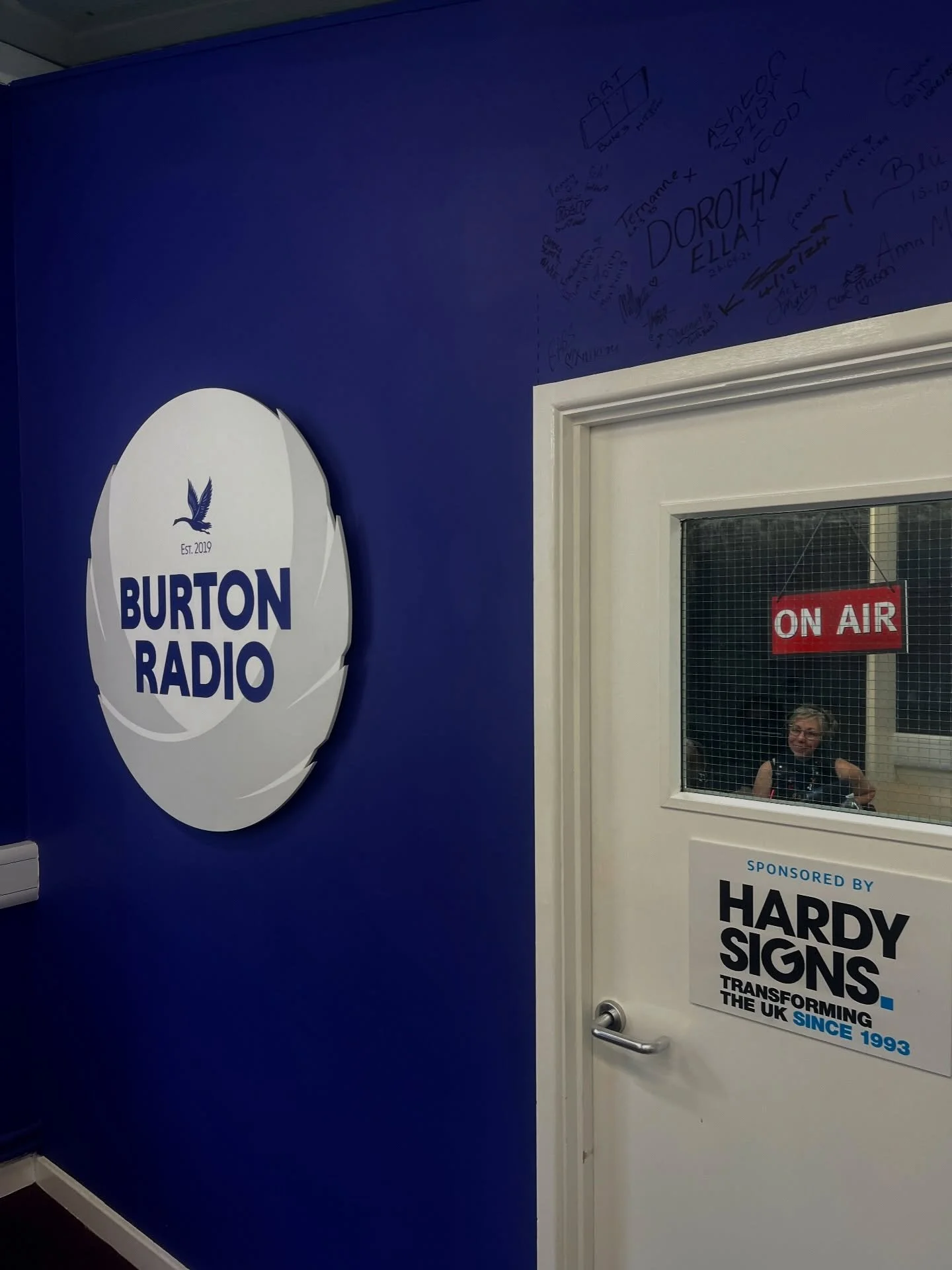 Sunday Afternoons are best spent tuning into Scribes Aloud @ 3pm ✍️ A show that highlights poetry talent and genuine connections within the community ✨

This week Debbie interviews @tomthetaleteller ✨

On Burtonradio.co.uk

#burtonradio #burtonupontr
