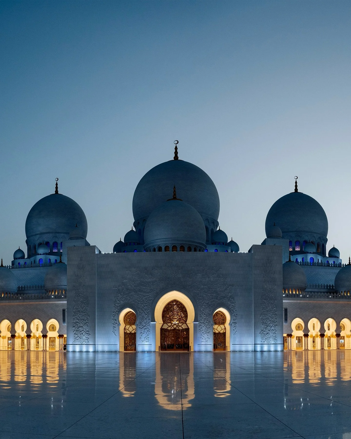 Minimal and grandiose &mdash; two things that shouldn&rsquo;t work together. But here they do.
Stitched 9 wide shots at 24mm into one clean frame. Instagram said, &ldquo;let&rsquo;s ruin that real quick.&rdquo; 🌙🌘💫

📍Sheikh Zayed Grand Mosque, Ab