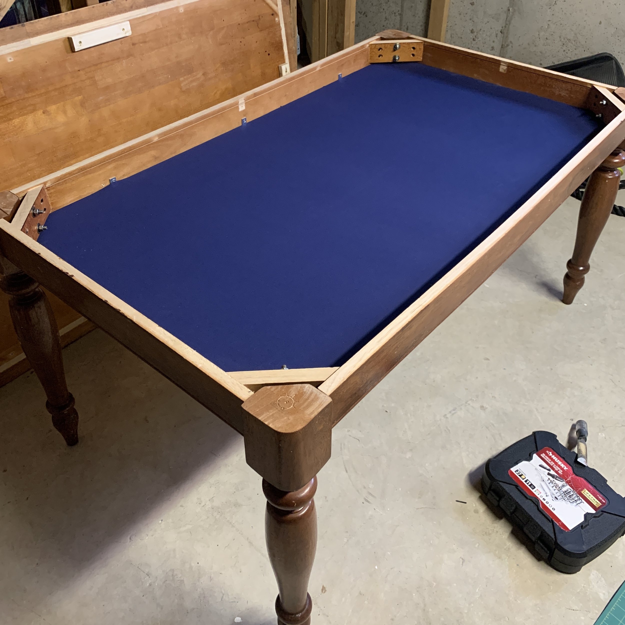 Table after pic. Features a vaulted surface and neoprene layer. You can cover it with the table top to use it while saving your puzzle or game progress for example. 