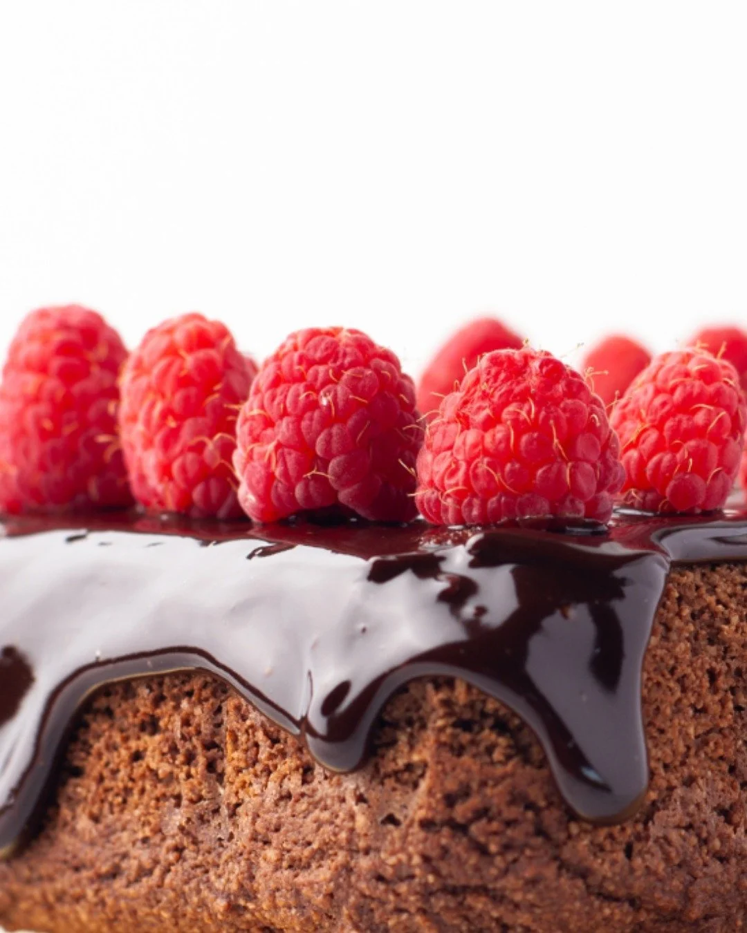 ✨ An irresistible classic ✨
Nothing beats the combination of rich chocolate with the freshness and tang of raspberries.
A bite that perfectly balances sweet and fruity, fluffy and creamy.

Perfect to share, celebrate, or simply treat yourself. 🍫❤️🍓