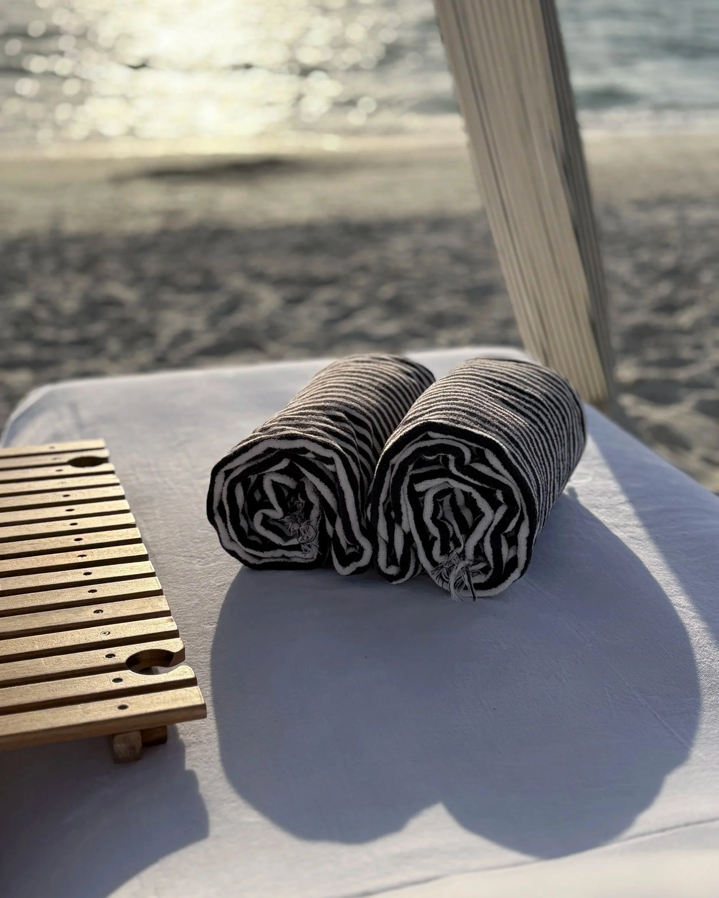 Ready-to-book luxury daybed rental on Naples beach