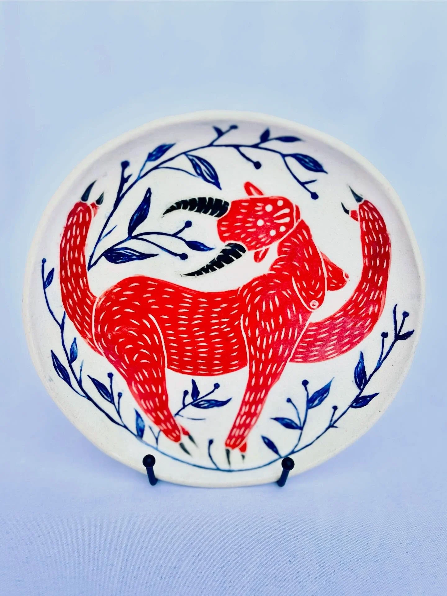 Getting back into the studio after a short clay deep breath feels so good, so right 💃

#illustratedceramics #sgraffitopottery #ceramilicious #handbuilt