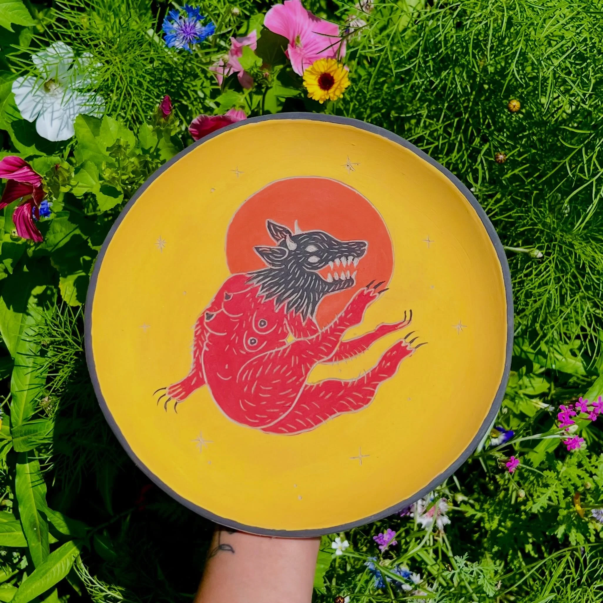 All I want to do these days is take thirst traps of the flowers that my partner and I are growing in the yard. But here&rsquo;s a plate that I&rsquo;m happy with as well.

#ceramilicious #illustratedceramics #handmade #wildflowerbeauty