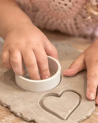 Looking for a fun activity for your little one? 💛
@happyhubco Kids Clay Play Workshops are designed for toddlers 3+ to explore creativity through hands-on clay play!
It&rsquo;s messy, sensory fun that kids absolutely love!✨
Visit @happyhubco to view