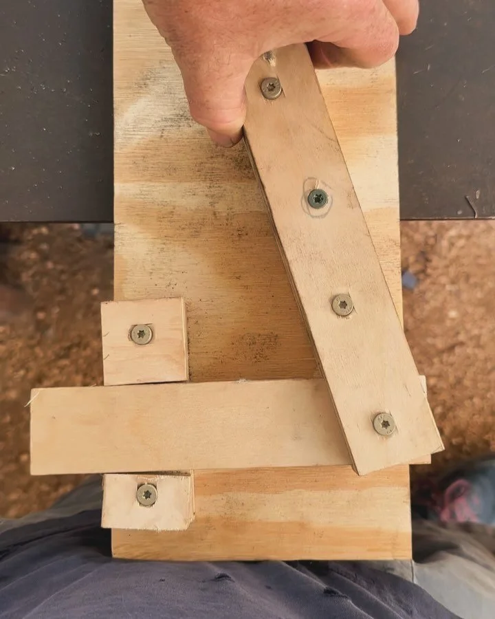 Mechanical gate latch