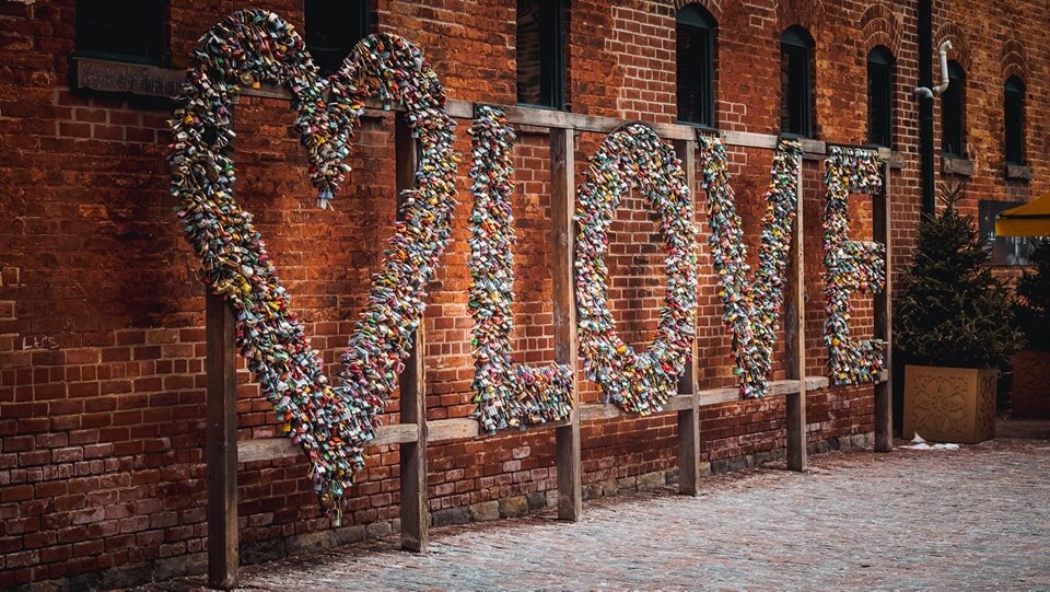 Locks of love adorn this Toronto landmark, each one whispering a secret story in the steel embrace.

#distillerydistrict
#toronto
#torontolife
#urban 
#architecturephotography
#streetphotography
#love
#travel
#torontotourism
#history
#torontophotogra