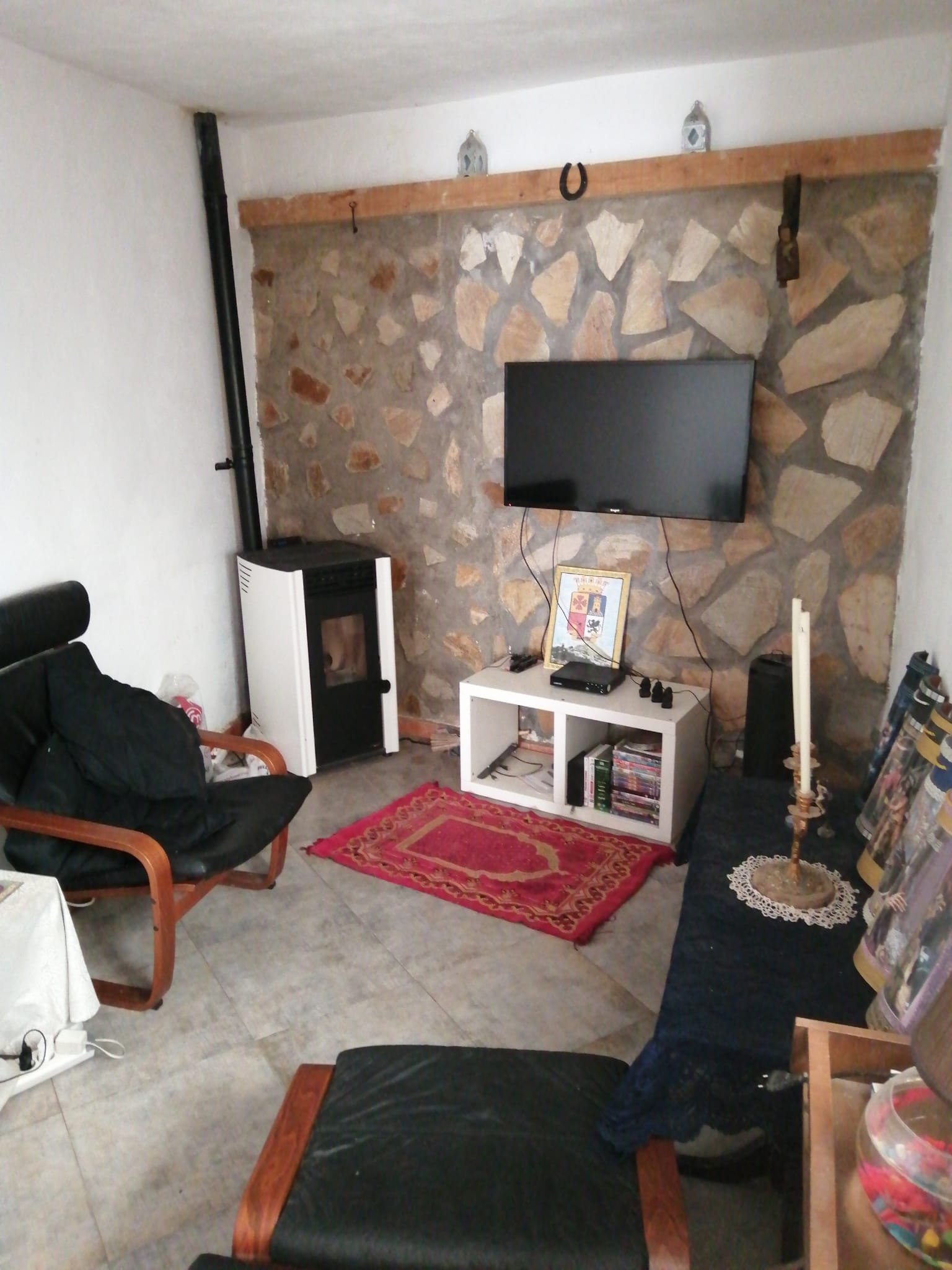Living Room Pic 1.jpg