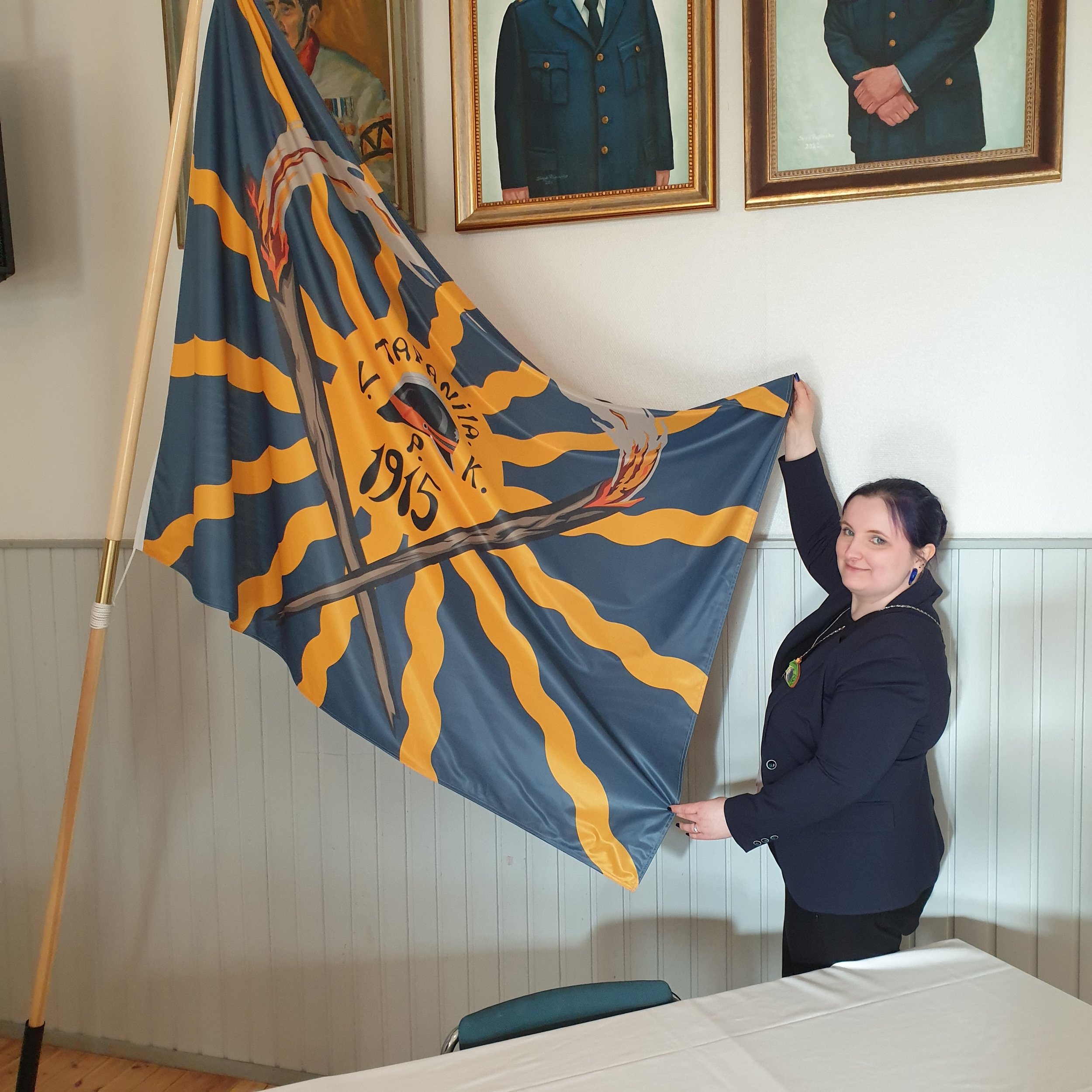 Esittelen Tapanilan VPK:n uudistettua lippua yhdistystalolla