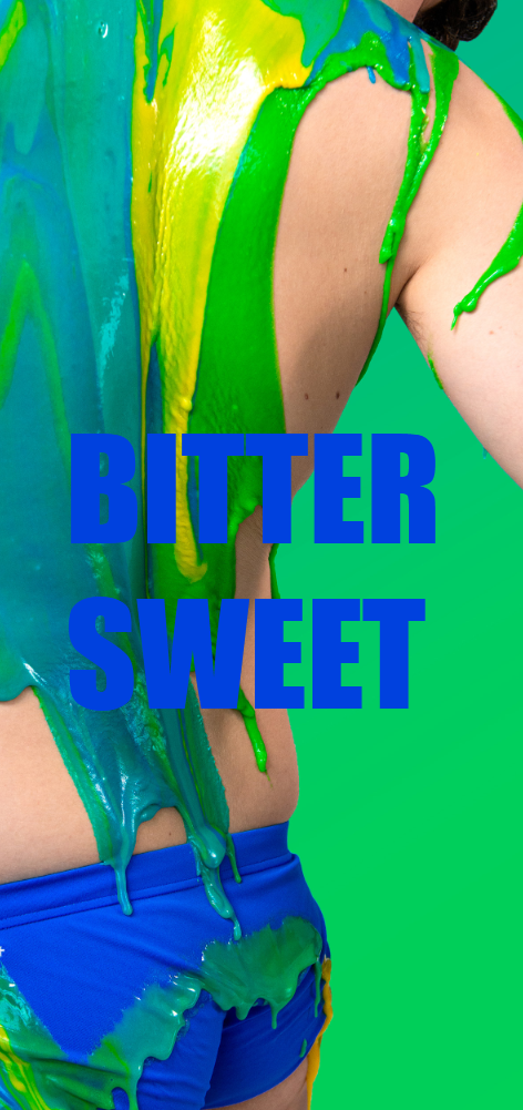 Person mit bunter Schlammschlacht, die grüne, gelbe und blaue Farben trägt, mit Text "BITTER SWEET" in blauer Schrift
