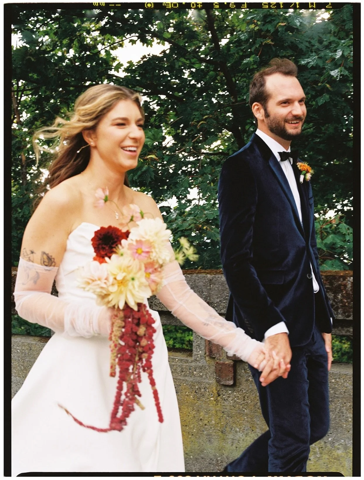 Tulle fingerless gloves and a blue velvet suit?! A ceremony in secret garden in the middle of the city? @leahrush7 was a dream bride with style for miles. I loved making a funky and sculptural bouquet for you!

📸 by @abbeygalefilm (and my fav - real