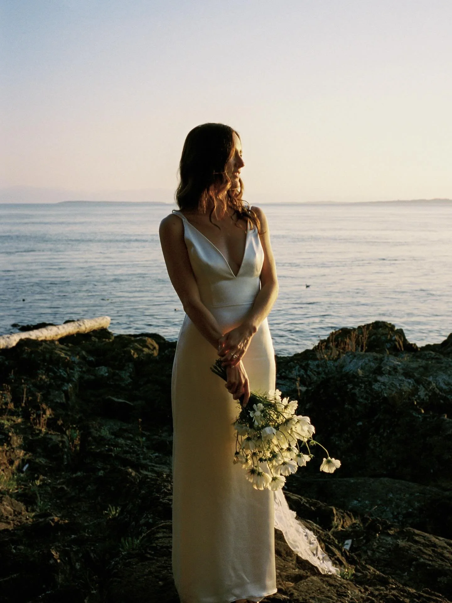Carolyn Bessette Kennedy&rsquo;s chic and timeless style is having a posthumous comeback and is there any doubt why? 

So when @sarah_fingarson first came to me with a simple request of single variety of white cosmos for her bridal bouquet, it was ob