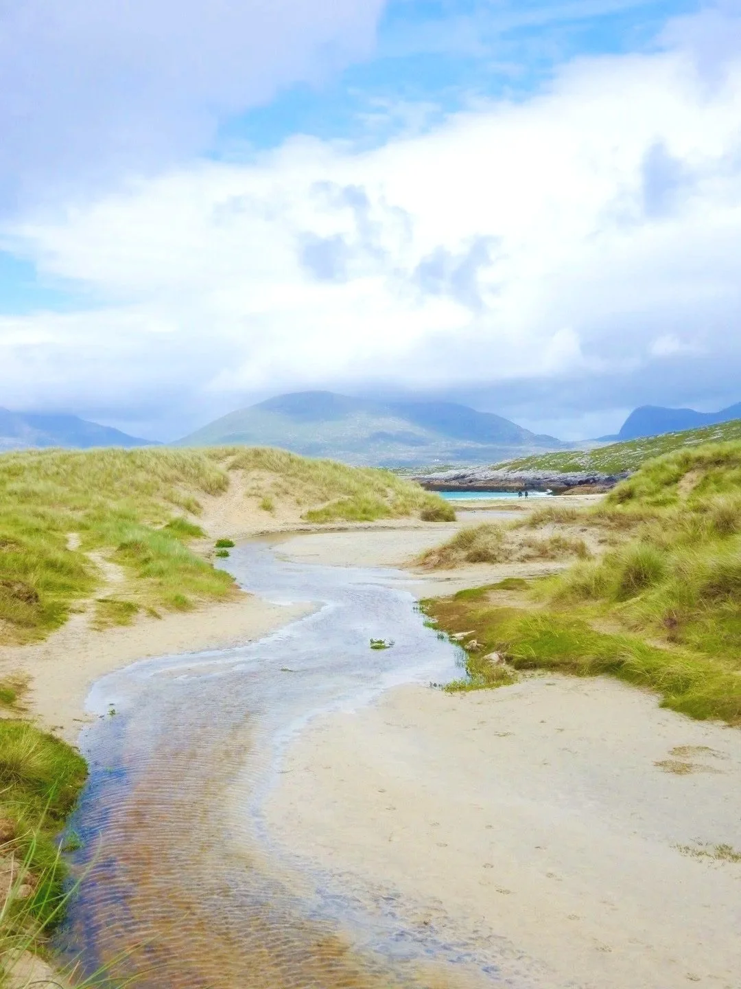 Sea View House Harris is a Dog friendly luxury Isle of Harris holiday cottage next to the sea, close to Luskentyre beach, Scarista beach, Northton beach, Hushinish beach, the Isle of Harris Brewery, Distillery and St. Kilda Boats