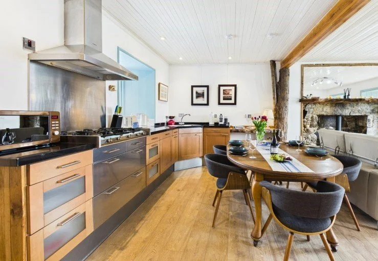 Sea View House Harris.  Dog friendly luxury 2 bed Harris holiday cottage, spectacular sea views. Close to beaches of Luskentyre, Scarista, Northton and Hushinish, boats to St.Kilda, Beaches, Harris brewery and Harris distillery. Sauna and William Hol
