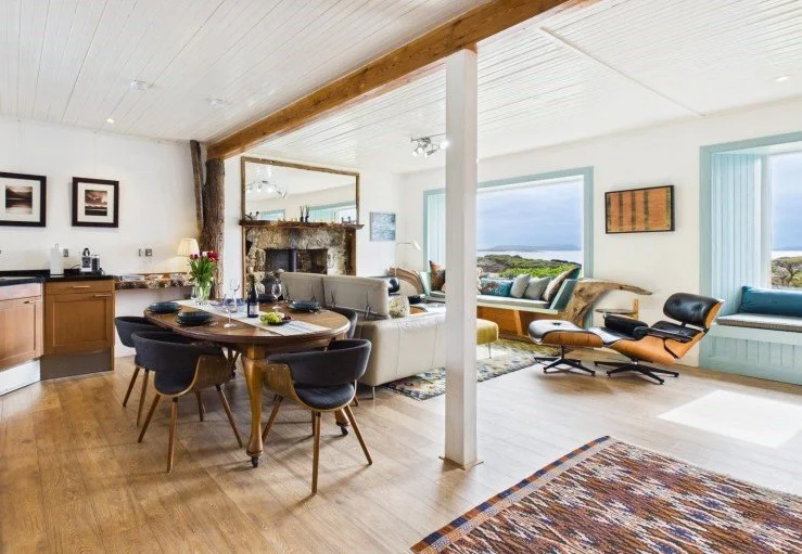 Sea View House Harris.  Dog friendly luxury 2 bed Harris holiday cottage, spectacular sea views. Close to beaches of Luskentyre, Scarista, Northton and Hushinish, boats to St.Kilda, Beaches, Harris brewery and Harris distillery.
