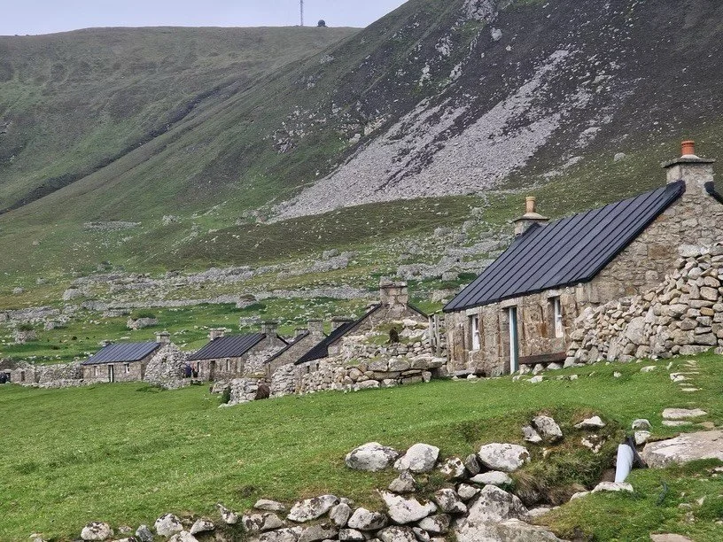 Sea View House Harris.  Dog friendly luxury 2 bed Harris holiday cottage, spectacular sea views. Close to beaches of Luskentyre, Scarista, Northton and Hushinish, boats to St.Kilda, Beaches, Harris brewery and Harris distillery. Sauna and William Hol