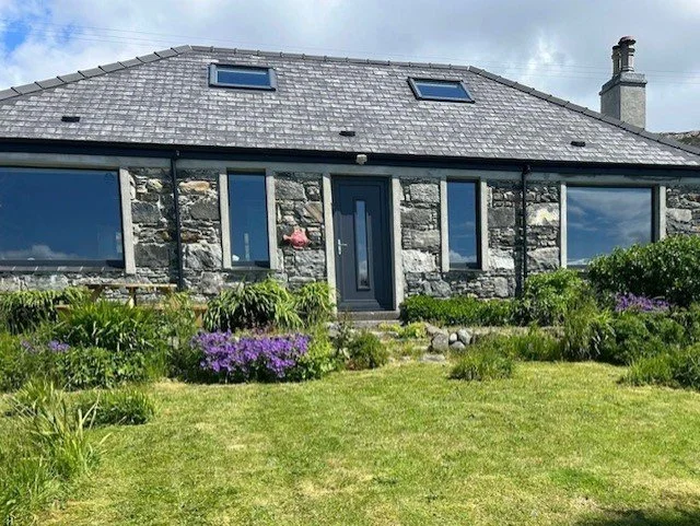 Sea View House Harris.  Dog friendly luxury 2 bed Harris holiday cottage, spectacular sea views. Close to beaches of Luskentyre, Scarista, Northton and Hushinish, boats to St.Kilda, Beaches, Harris brewery and Harris distillery. Sauna and William Hol