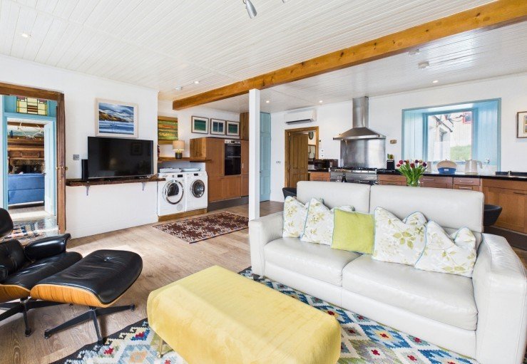 Sea View House Harris.  Dog friendly luxury 2 bed Harris holiday cottage, spectacular sea views. Close to beaches of Luskentyre, Scarista, Northton and Hushinish, boats to St.Kilda, Beaches, Harris brewery and Harris distillery. 