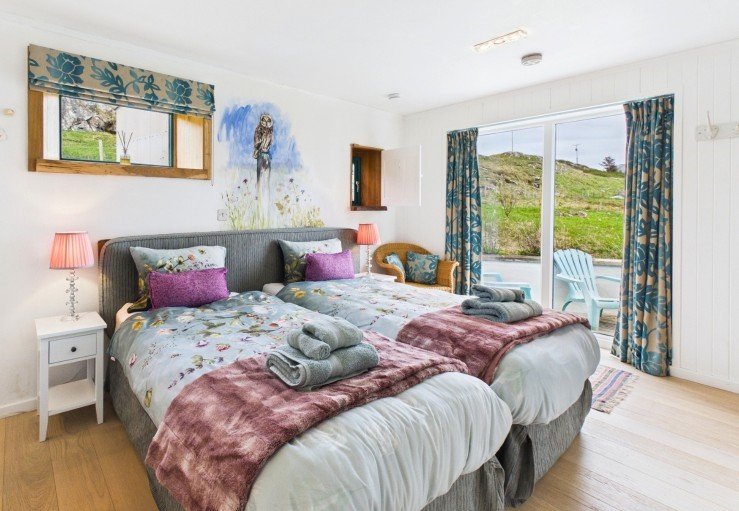 Sea View House Harris.  Dog friendly luxury 2 bed Harris holiday cottage, spectacular sea views. Close to beaches of Luskentyre, Scarista, Northton and Hushinish, boats to St.Kilda, Beaches, Harris brewery and Harris distillery. 