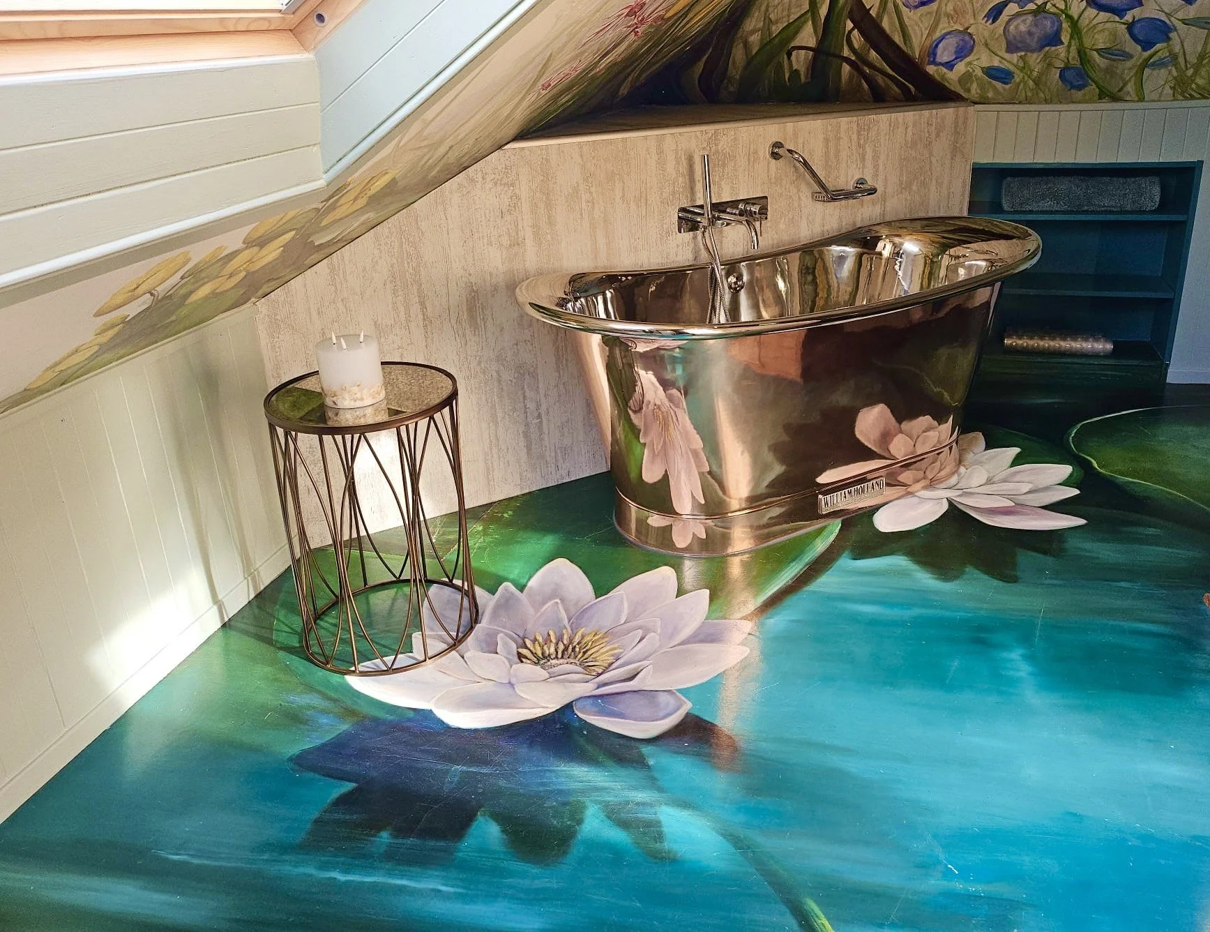 Free standing William Holland copper bateau bath