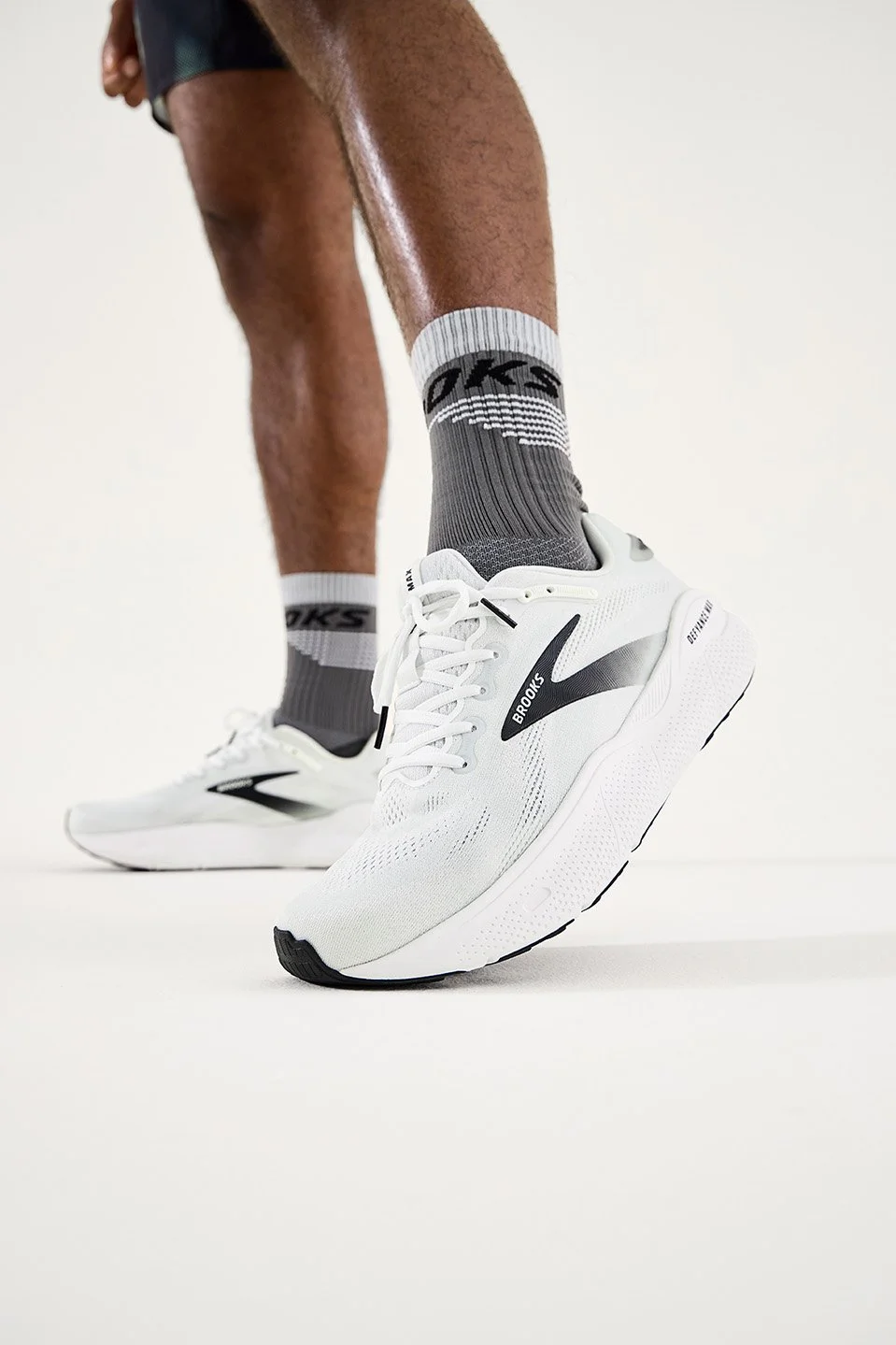 SPG26_Brooks_Asics_Production_Brooks_74002_1_259_highres@0.75x.jpg