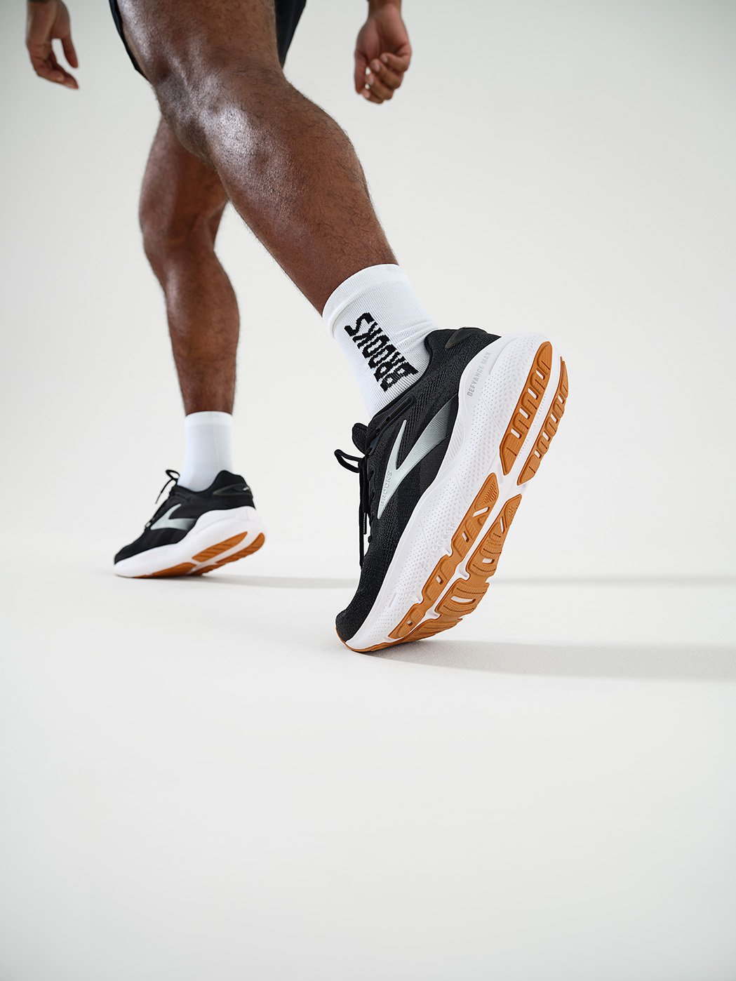 SPG26_Brooks_Asics_Production_Brooks_73998_009_highres@0.5x.jpg