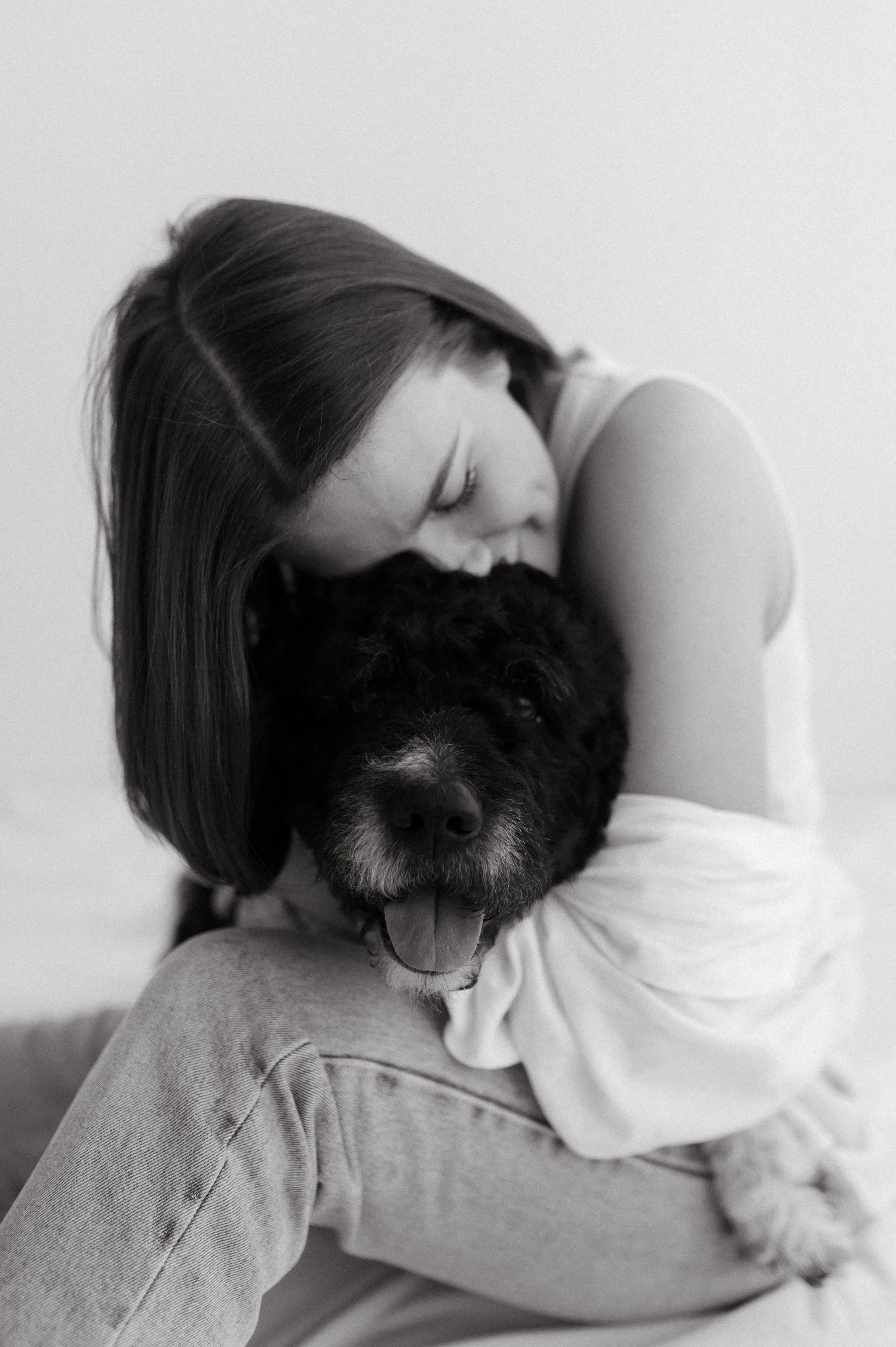 Koirakuvaus, mustavalkoinen kuva naisesta ja koirasta, rakkaus ja hymy, nainen halaa koiraa