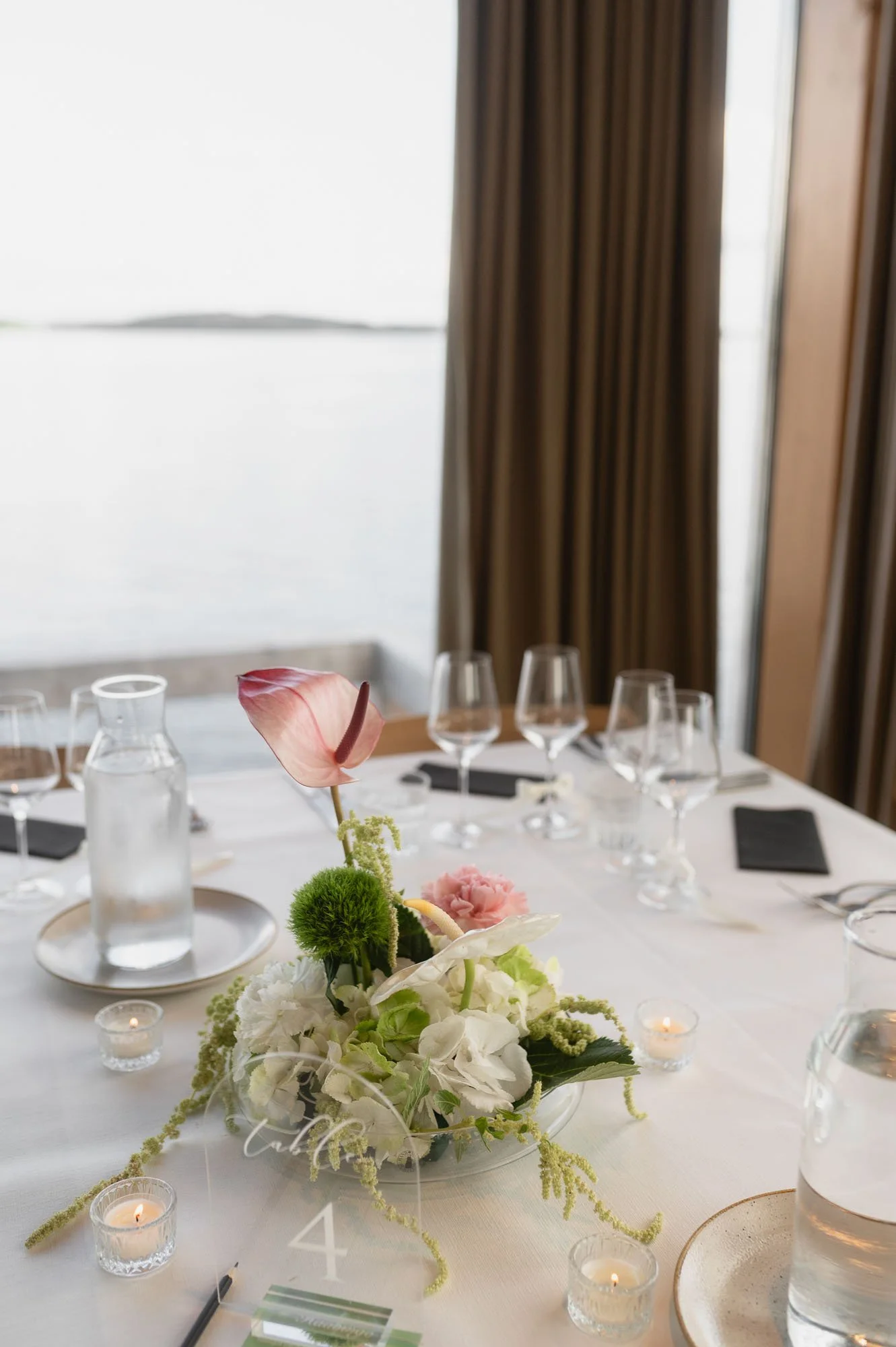 Kaunis kattaus pöydässä hääjuhlassa, kukka-asetelmassa vaaleanpunainen flamingonkukka