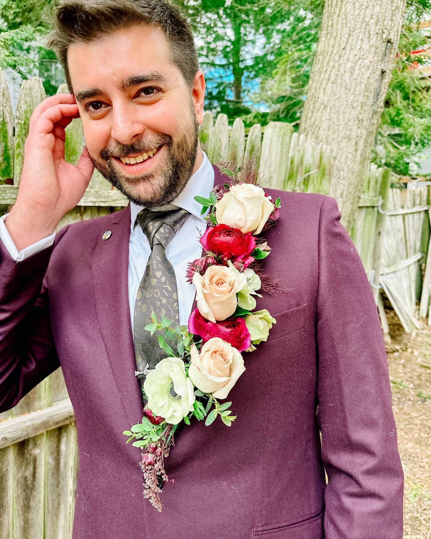 Groom in bloom 🌸

@thouartodd and @burkus21&rsquo;s wedding this past weekend was nothing short of spectacular, and the love surrounding the whole night was physically palpable. Honored that I got to be a part of the celebration in this way.❤️🥲

St