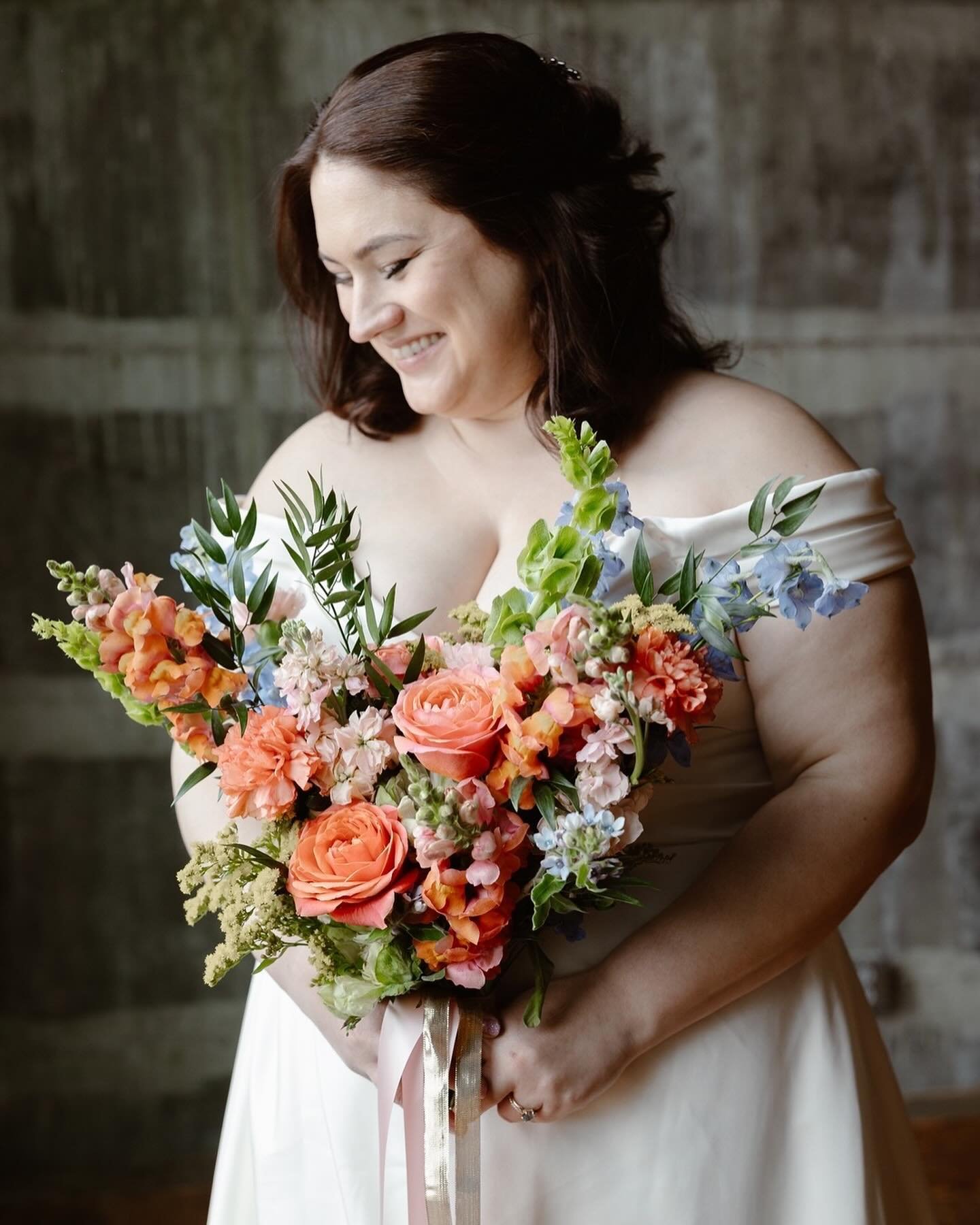 A reminder that your wedding can be industrial, chic, editorial, minimalist, or modern and you can ✨STILL✨ have colorful, vibrant flowers. 
⠀⠀⠀⠀⠀⠀⠀⠀⠀
I still have some dates left in early July and most of November if you are looking to bring more col