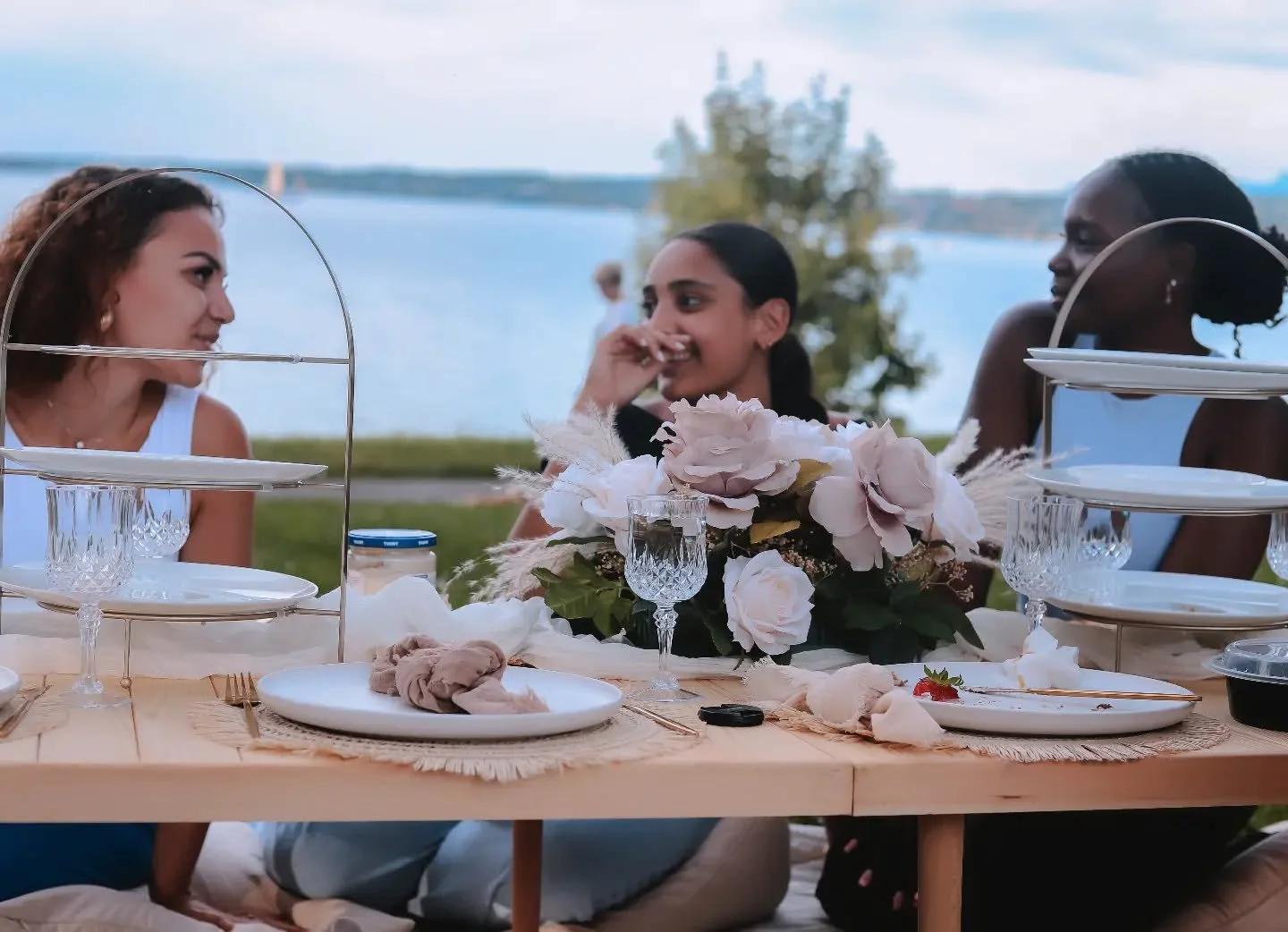 Girls picnic ✨️🌸

Nous cr&eacute;ons une ambiance &agrave; la fois &eacute;legante, chic et d&eacute;contract&eacute;e pour tous vos &eacute;v&eacute;nements de vie :  anniversaires, baby showers, mariages, anniversaires de couple, enterrements de v